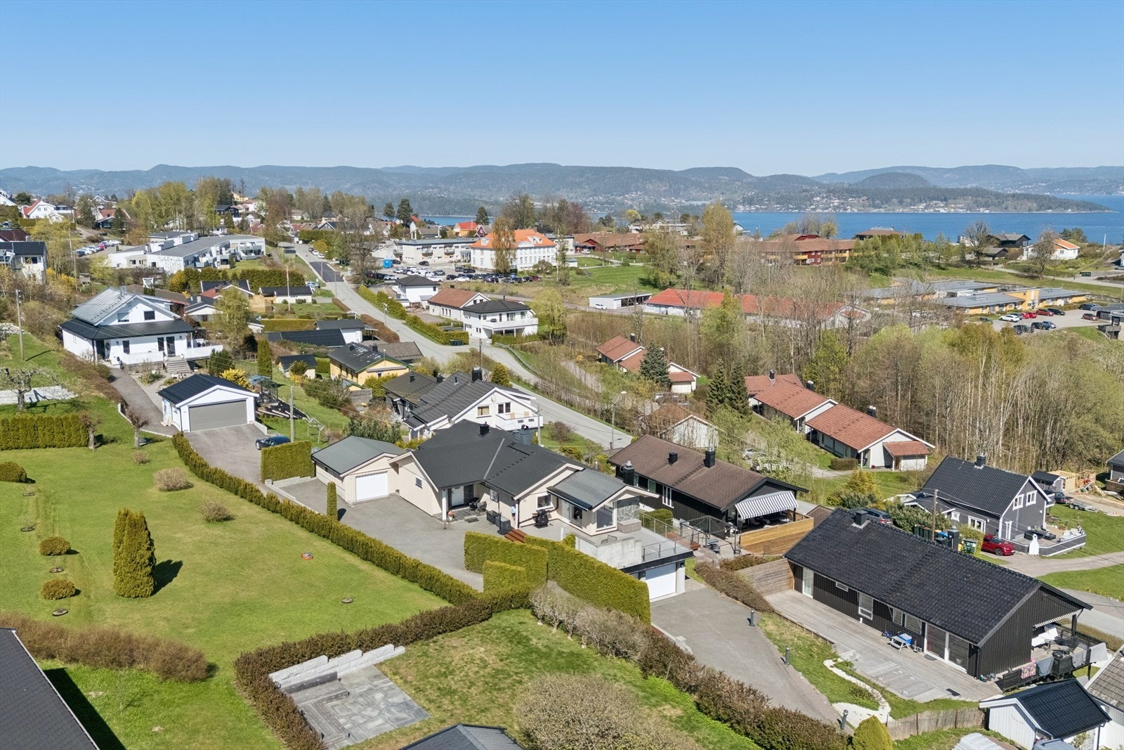 Boligen har en attraktiv plassering i en rolig blindvei. Galleribilde