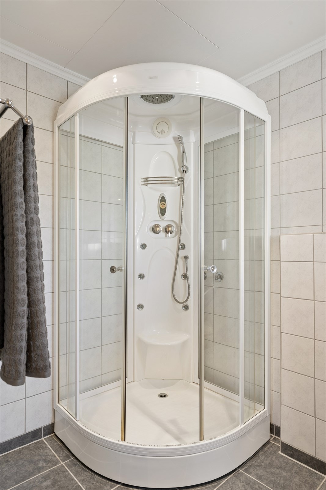 Badet er utstyrt med et praktisk dusjkabinett. Galleribilde