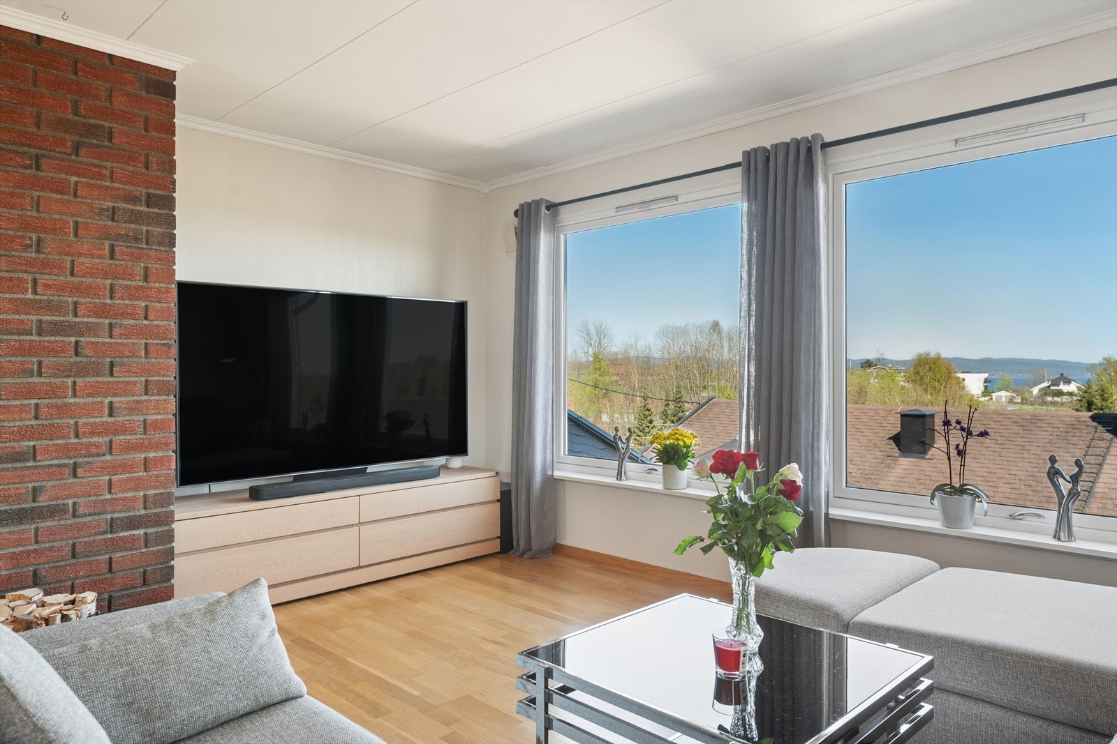 Rommet har særdeles god plass til både TV, sofa og spisebord. Galleribilde