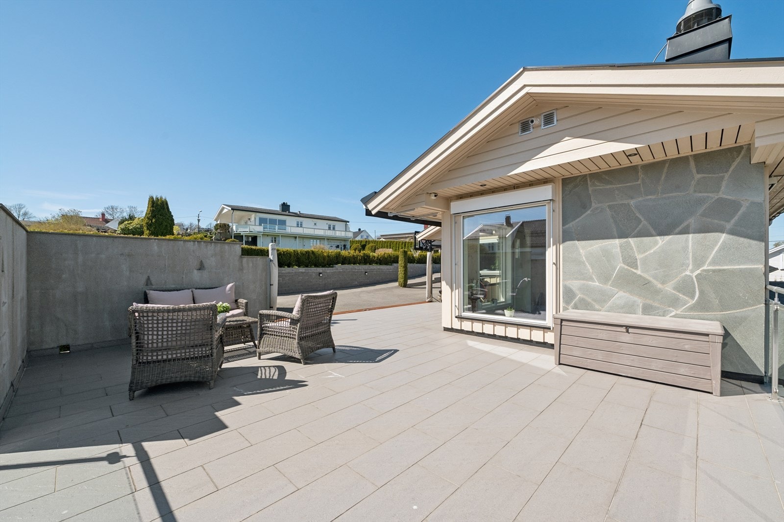 Terrassen, på ca. 48 kvm, er en innbydende uteplass med god plass til utemøbler og grill, som har gode solforhold. Galleribilde