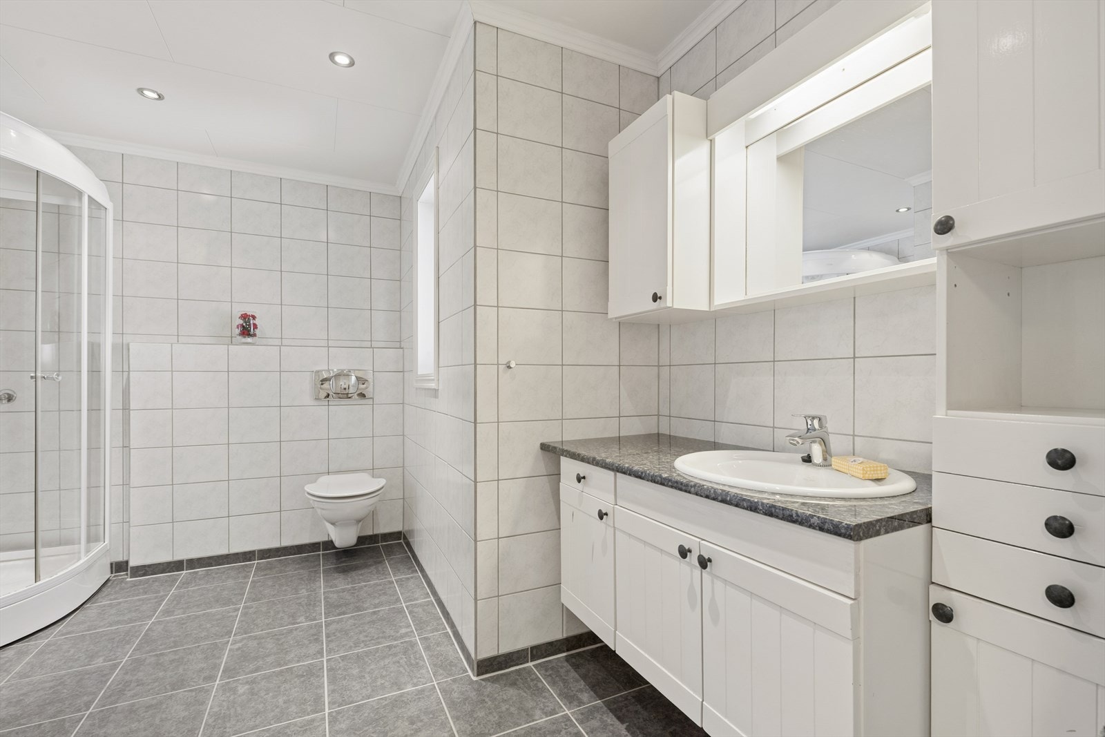 Badet i første etasje er fra 2005, med flislagt, oppvarmet gulv og vegghengt toalett. Galleribilde