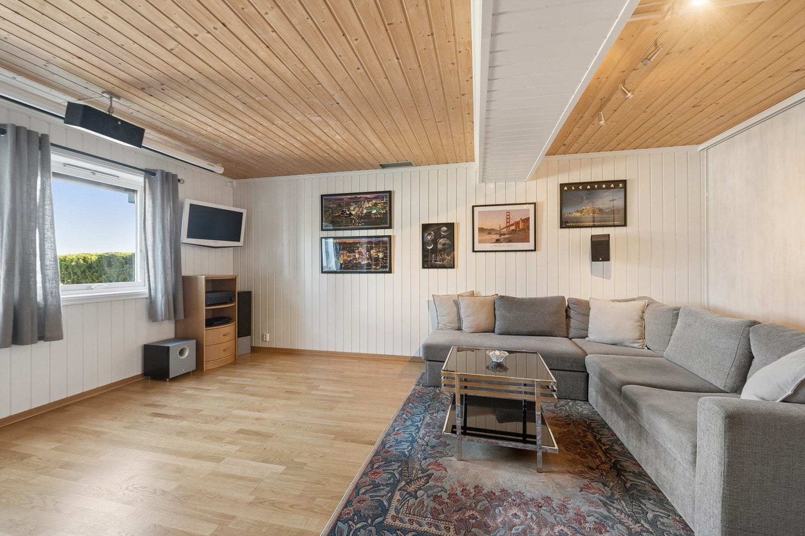 Stuen i underetasjen (ikke omsøkt) gir ekstra fleksibilitet for familien, og kan fungere som TV-stue, lekerom eller en egen sone for tenåringen. Galleribilde