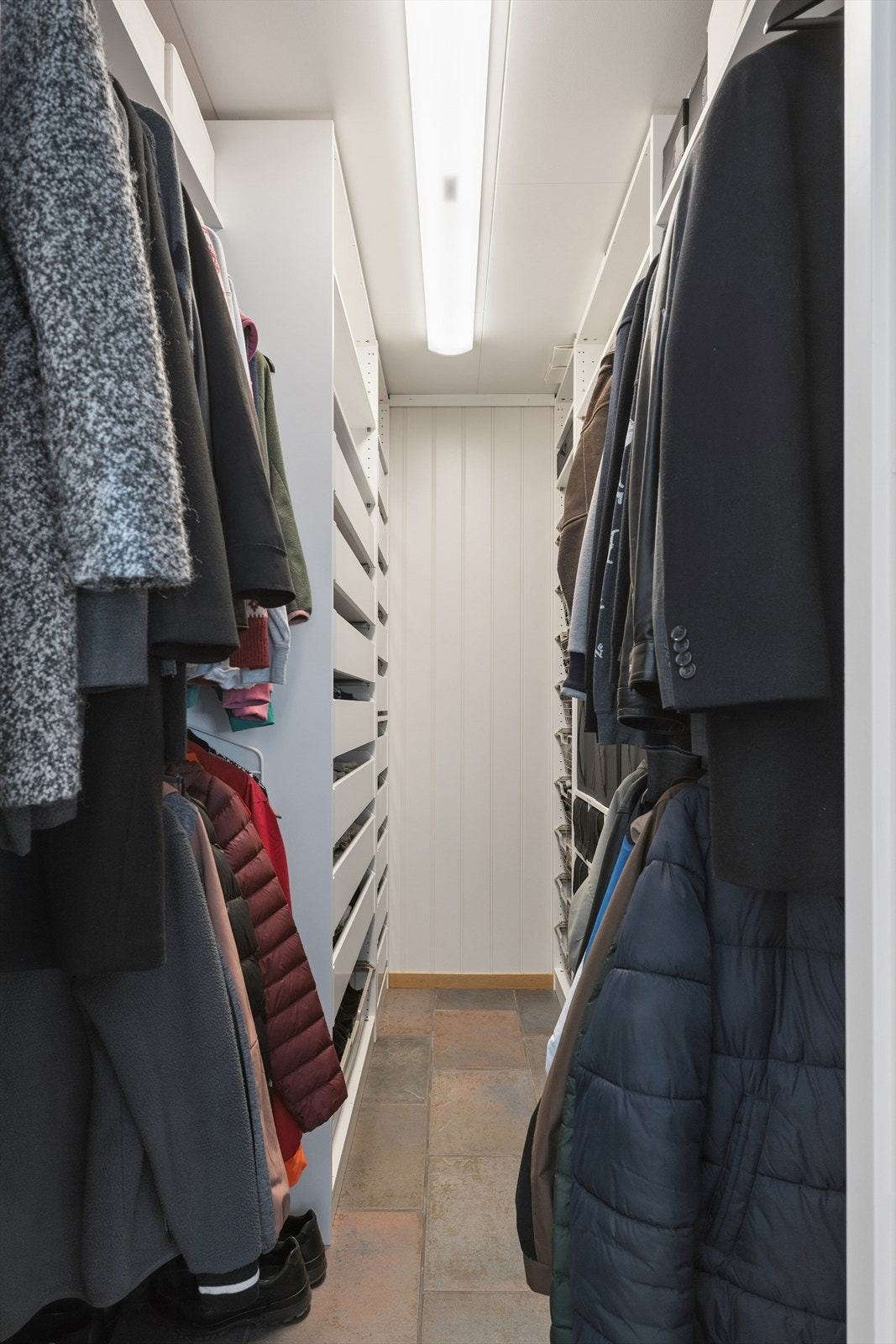 Fra entréen er det videre inngang til et eget garderoberom/walk-in closet med særdeles god plass til oppbevaring av sko og yttertøy. Galleribilde