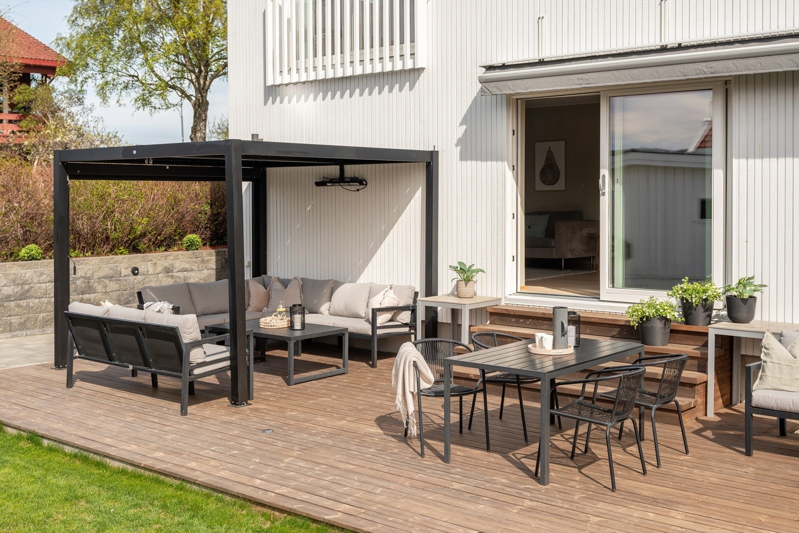 Terrassen strekker seg over hele 46m² og byr på mange gode møbleringsmuligheter. Galleribilde
