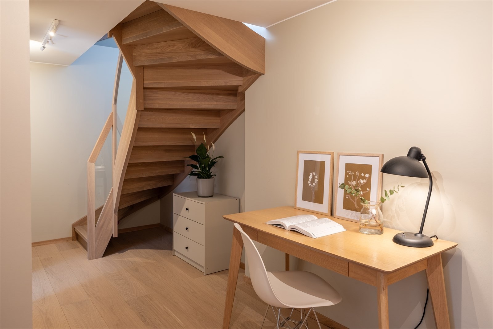 Kjelleretasjen består av to kjellerstuer, soverom og innvendig bod. Galleribilde