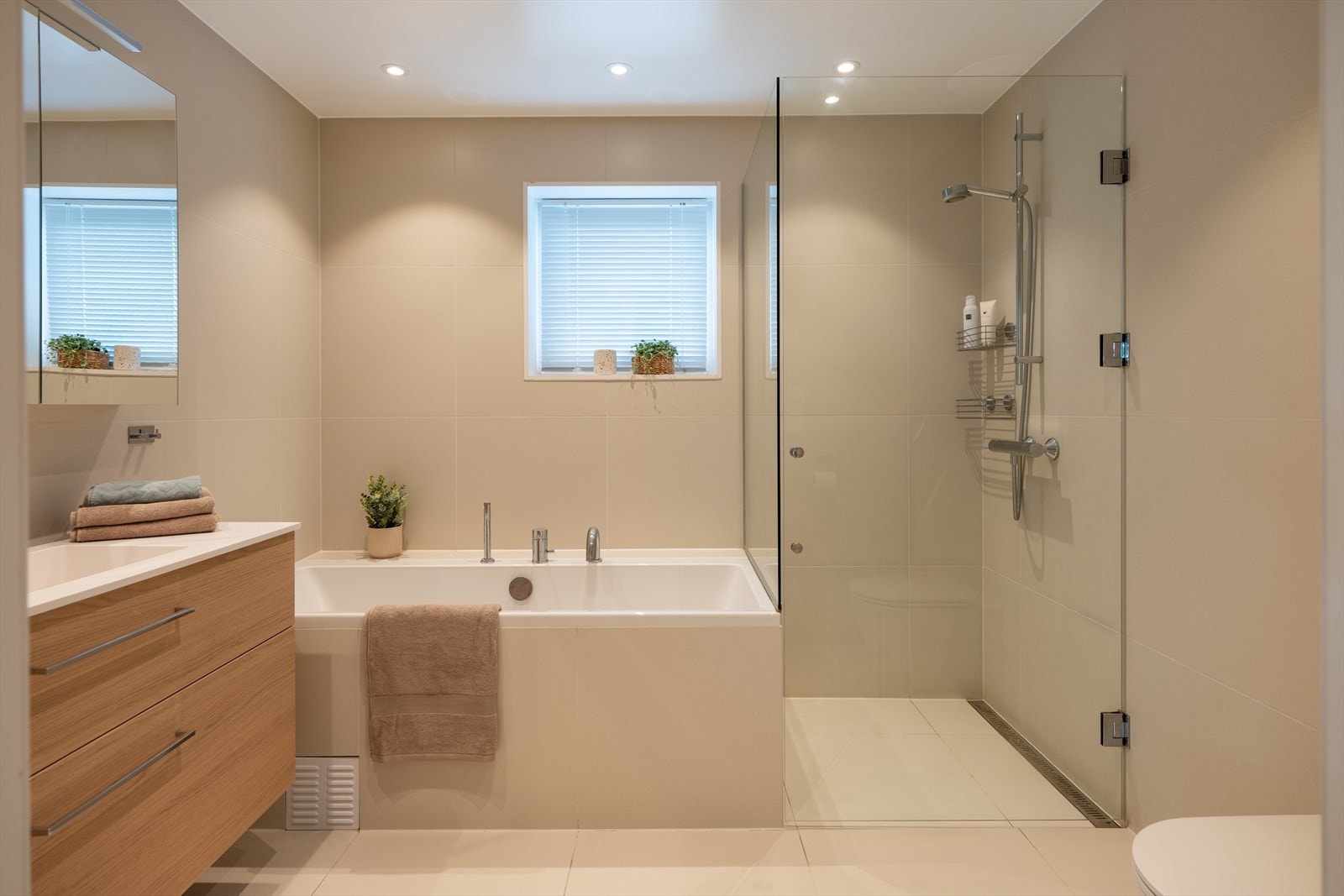 Pent og flislagt bad på 6,5m² med behagelig gulvvarme. Badet ble pusset opp i 2021 og er vurdert til TG1 av takstmann. Kran og armatur levert av Tapwell. Galleribilde