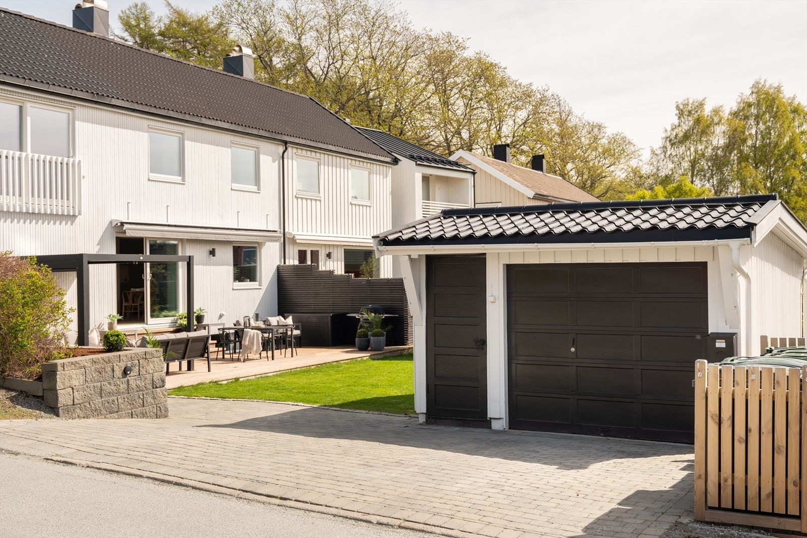 På eiendommen er det er det gode parkeringsmuligheter med to garasjeplasser, samt oppstillingsplass på tomt. En garasje på tomt og en garasjeplass på fellesareal - plass nummer to er via Nobø garasjelag. Galleribilde