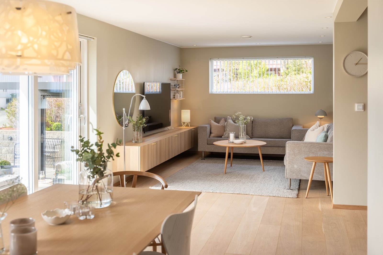 Stuen strekker seg over hele 38m², noe som gir muligheten for møblering i flere ulike soner. Det er etablert balansert ventilasjon (Økovent ventilasjon). Galleribilde