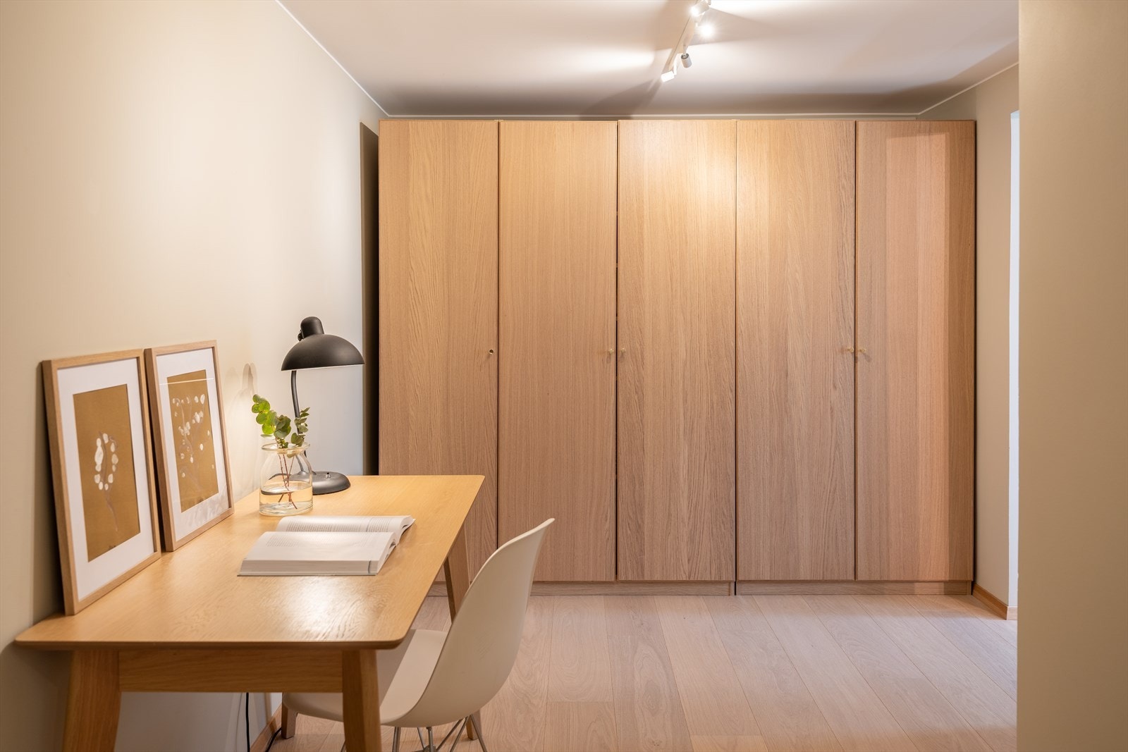 Garderobeskapene medfølger handelen. Galleribilde