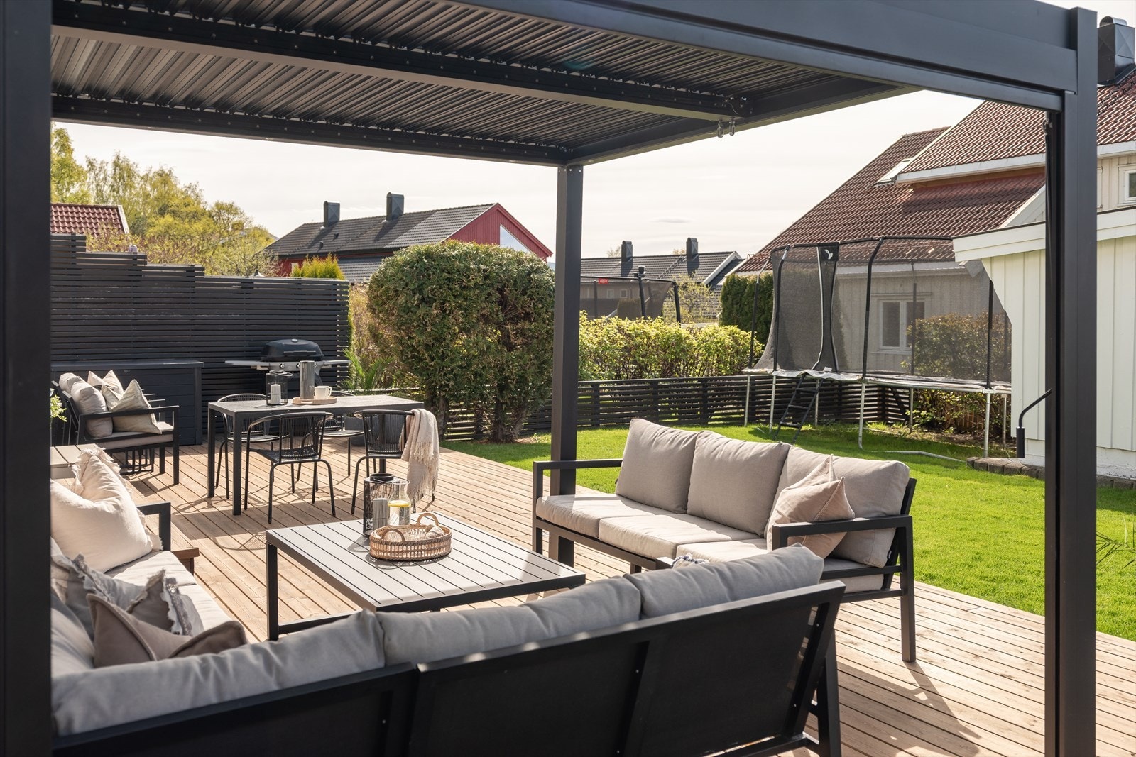 Boligen har svært gode solforhold med mulighet til å nyte solen fra morgen til kveld. Galleribilde