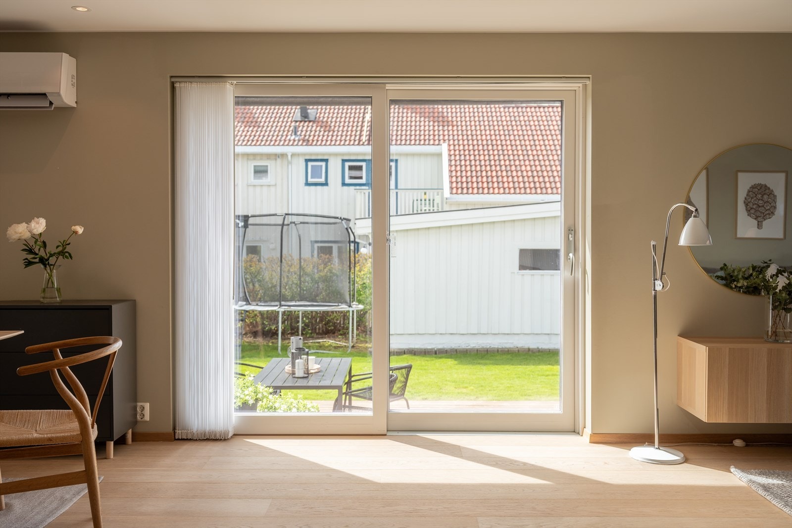 Fra stuen er det direkte tilgang til terrassen via en praktisk skyvedør - noe som enkelt fungerer som en forlengelse av stuen på varme sommerdager. Galleribilde