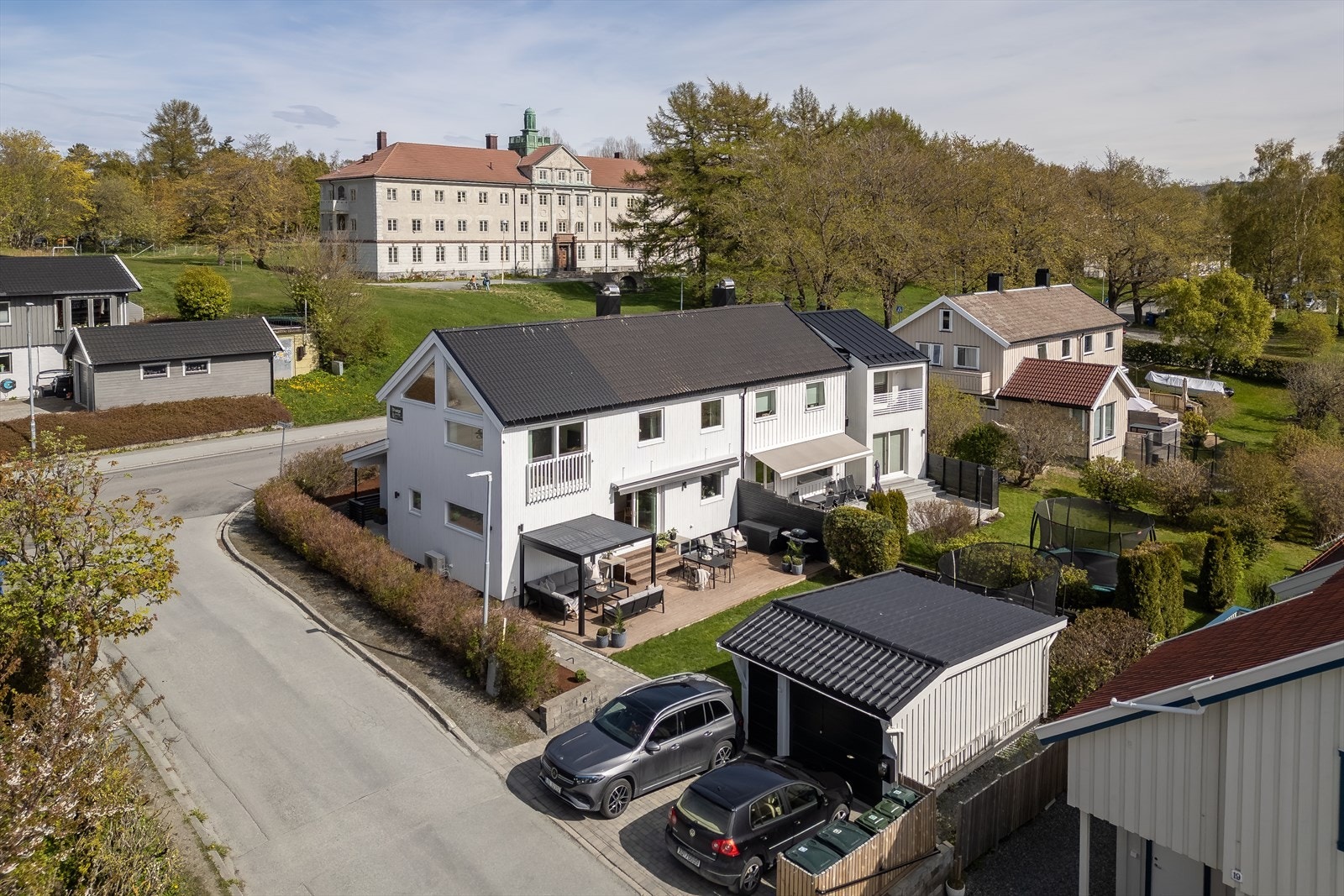 Boligen ligger i et av byens mest attraktive boligområder med sin nærhet til sjøen, sentrum, kollektivtransport og de fantastiske turområdene langs Ladestien. Galleribilde