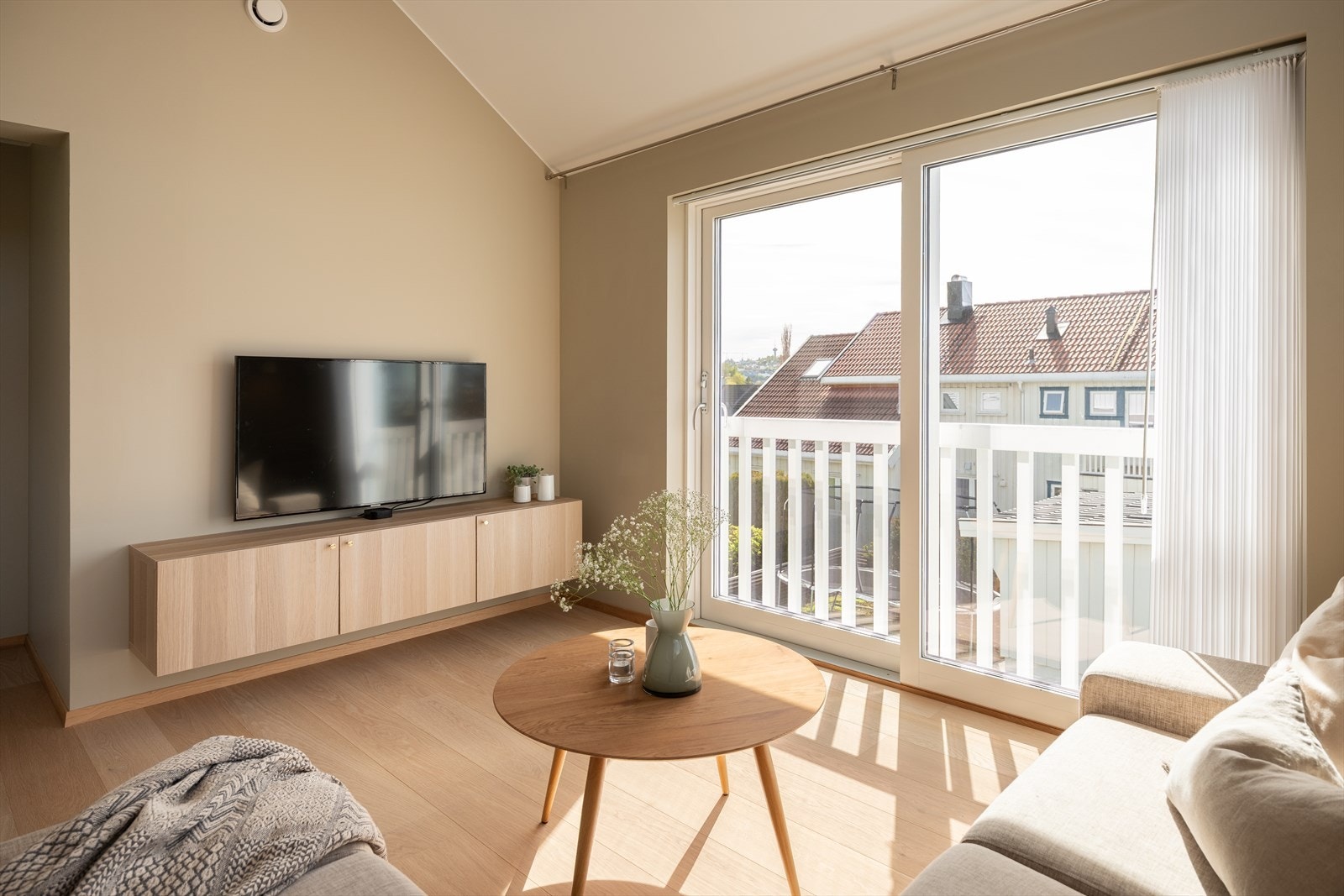 Boligens endebeliggenhet kombinert med rause vindusflater, gir rikelig med naturlig lysinnslipp. Galleribilde