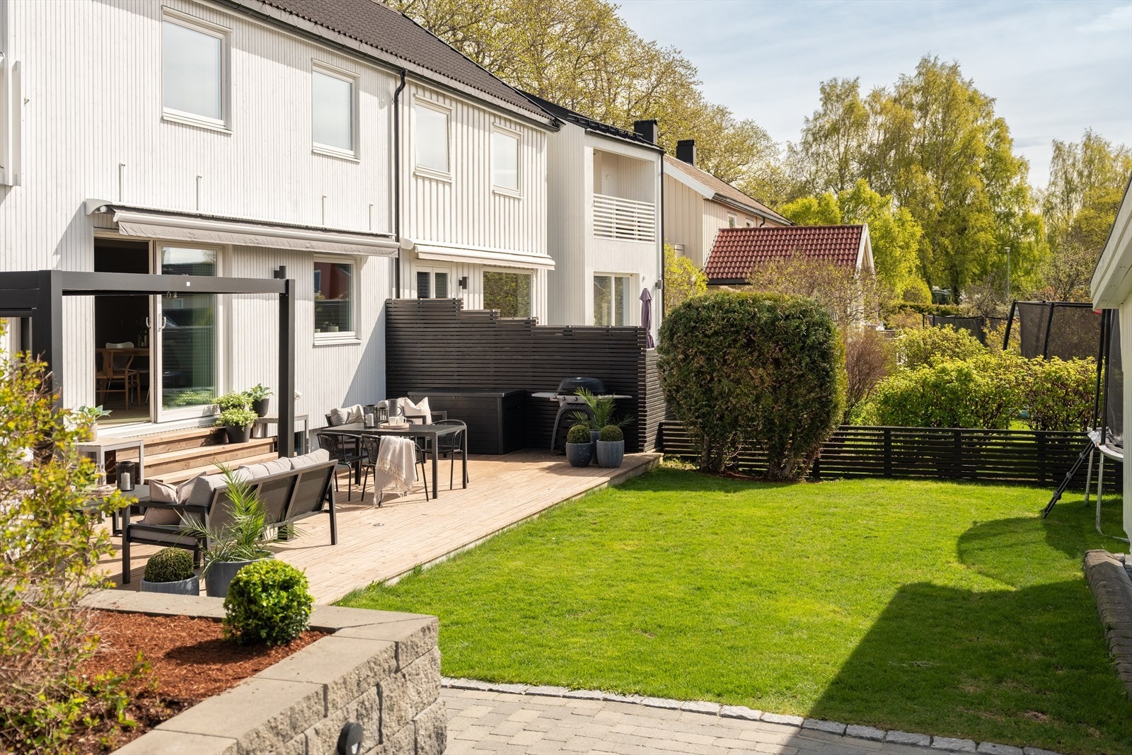 Boligens beliggenhet byr på flotte uteområder med både flat hage og lite innsyn. Galleribilde
