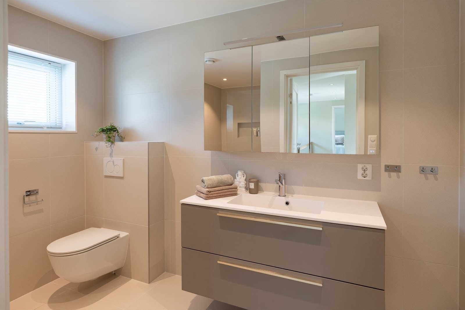Eget bad i 2. etasje på hele 7m² med behagelig gulvvarme. Badet er nytt fra 2021. Kran og armatur levert av Tapwell. Galleribilde