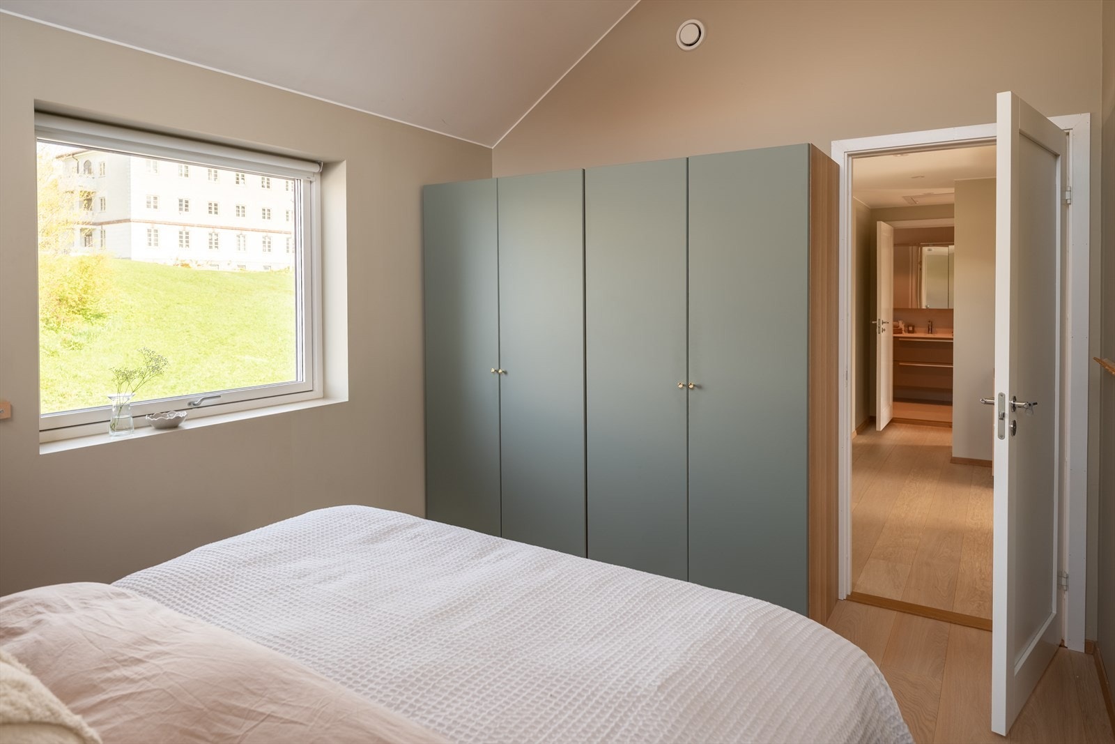 Garderobeskapene medfølger handelen. Galleribilde