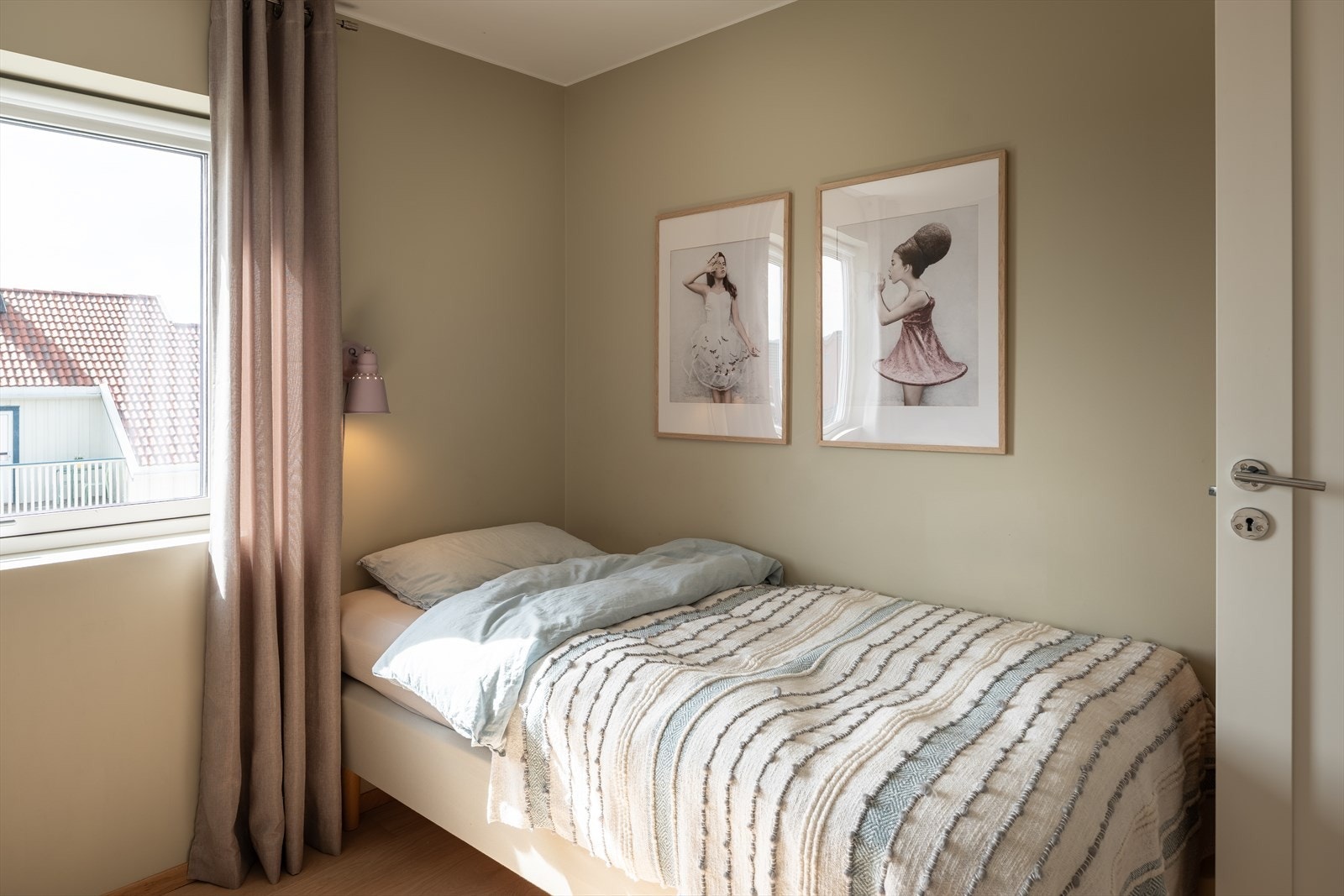 Her er det god plass til seng, nattbord, skrivebord og garderobe. Galleribilde