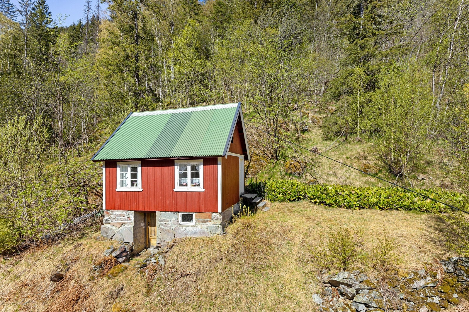 Hytte øverst i lia Galleribilde