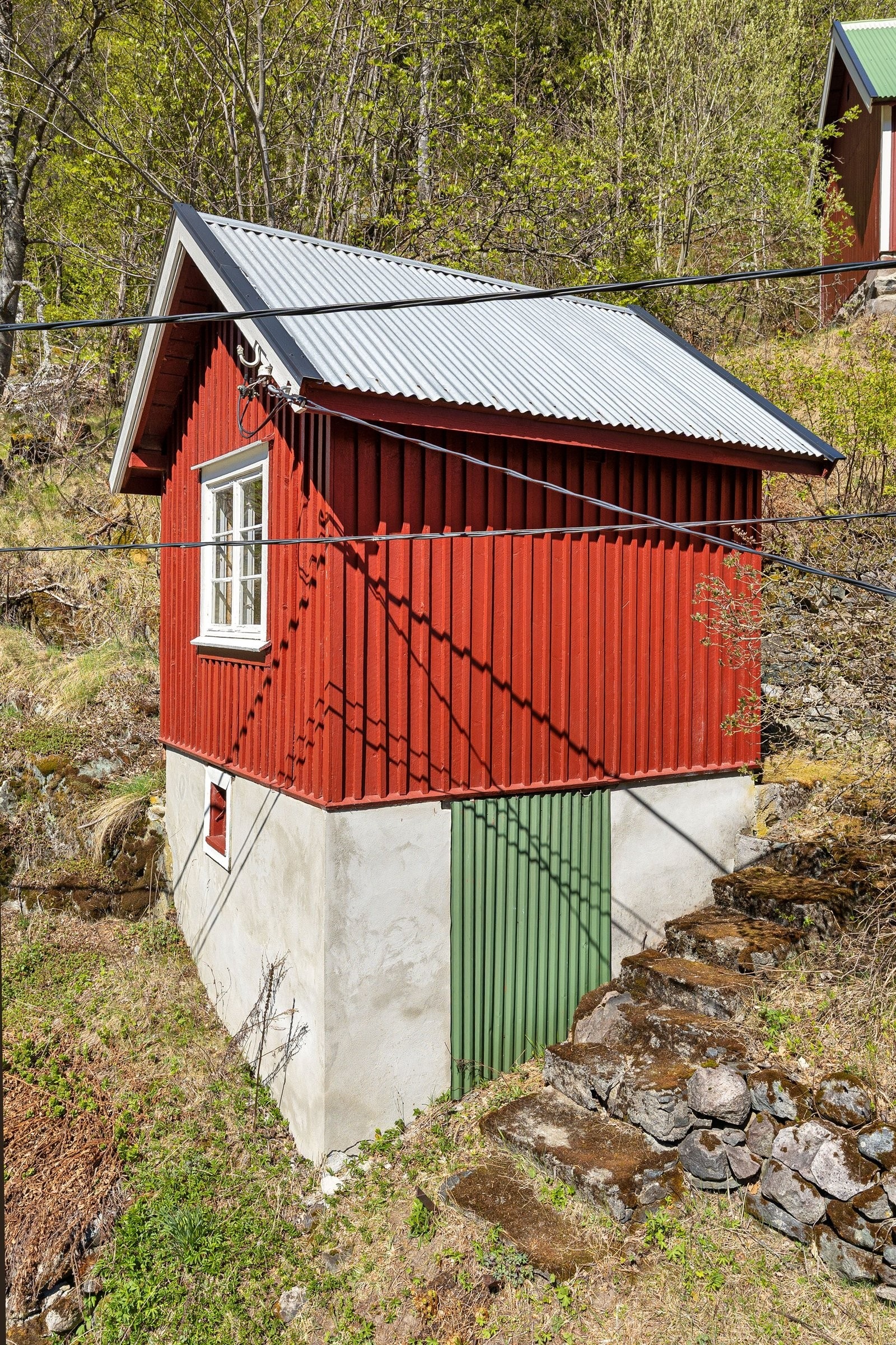 Hytte i lia med egen snekkerbod Galleribilde