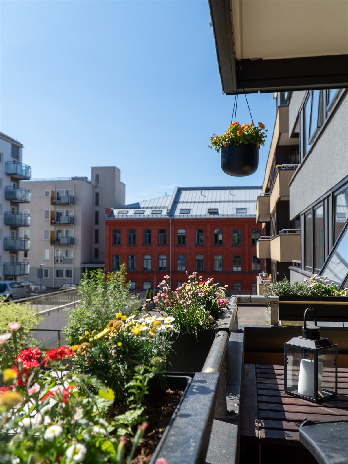 Balkongen er pent innredet med beplantning som skaper en trivelig og privat atmosfære. (selgers bilde) Galleribilde