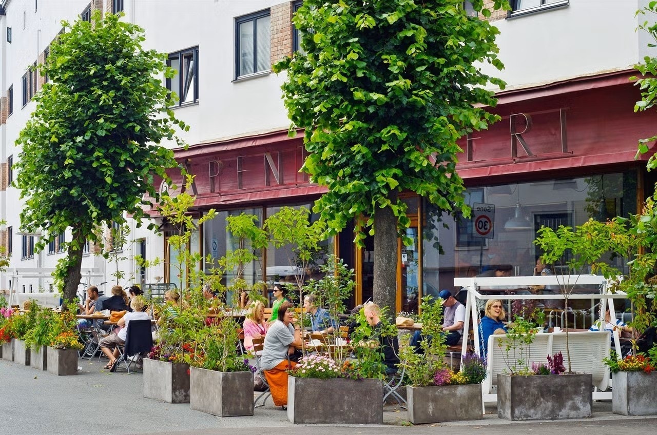 Som nærmeste nabo finner du Åpent Bakeri i Åsengata som forvandles til Lofthus samvirkelag på kvelden. Det ryktes at de har byens beste pizza. Galleribilde