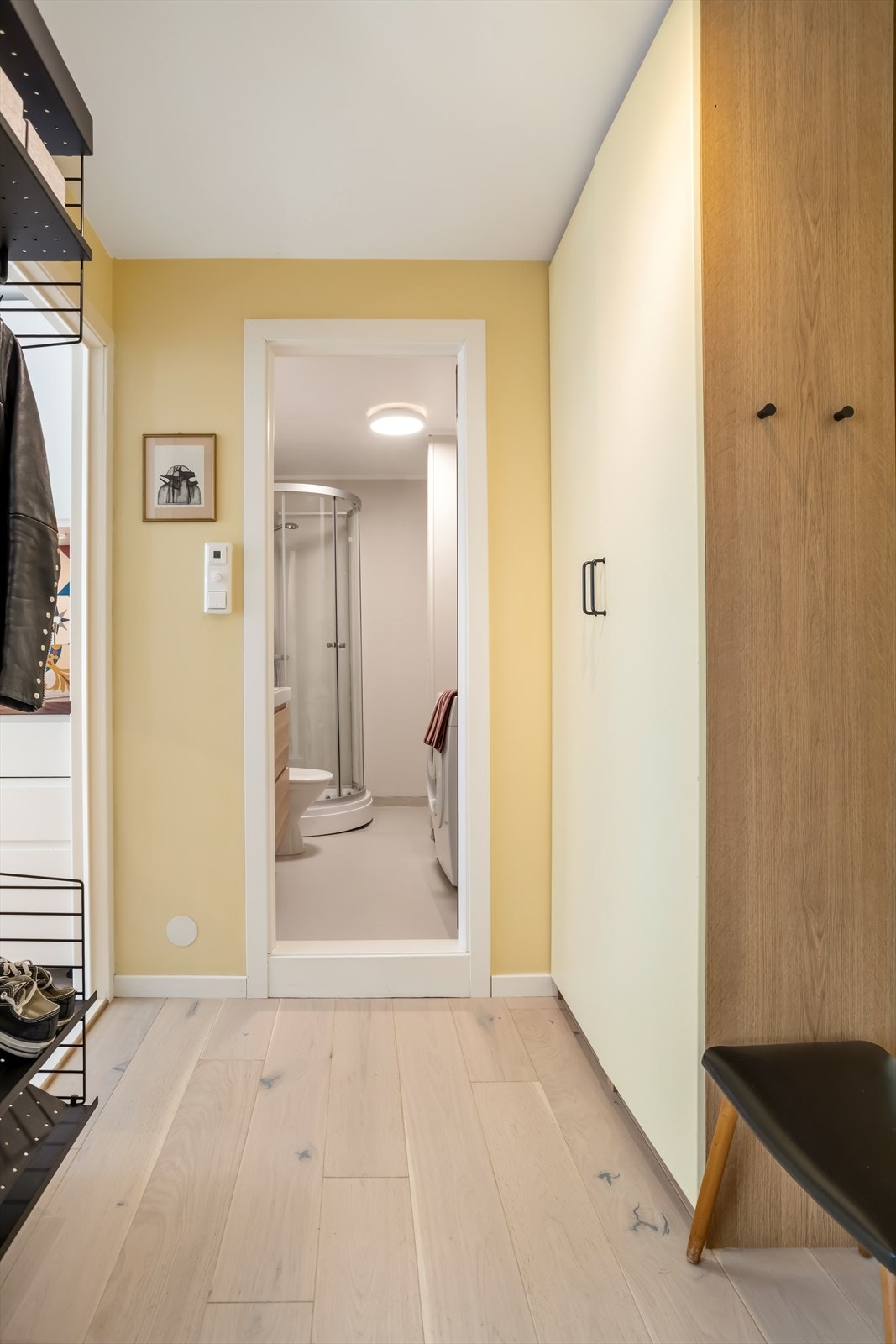I entreen er det god plass til garderobeskap for oppbevaring Galleribilde