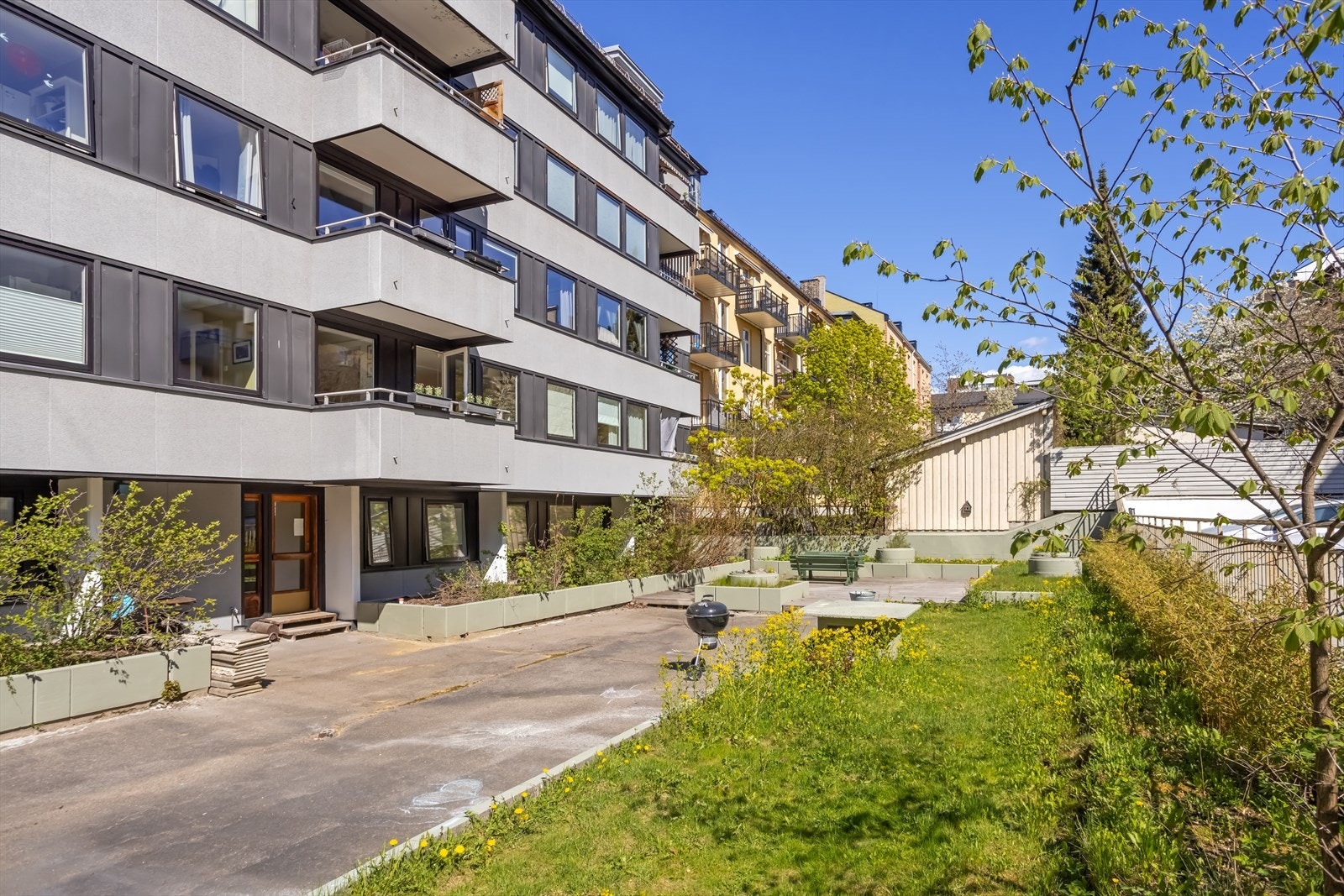 Boligen ligger fint plassert i en tilbaketrukket sidegate på Sandaker. Området byr på alt fra dagligvarebutikker, godt kollektiv- og servicetilbud, samt flotte rekreasjonsmuligheter, blant annet populære Torshovdalen som ligger kun en kort spasertur unna. Galleribilde