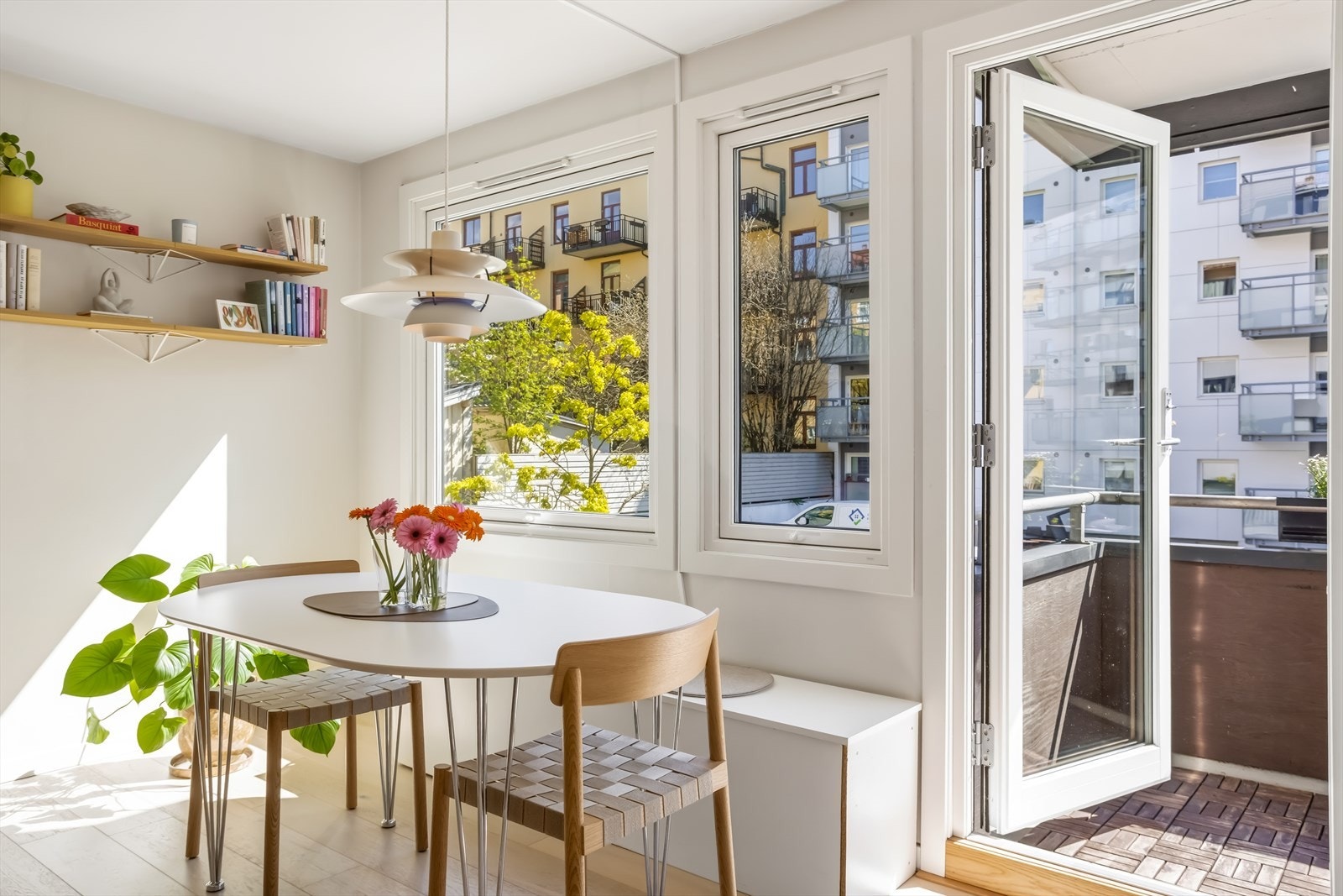 Fra stuen er det utgang til en solrik sydøst-vendt balkong på ca. 4 m². Galleribilde