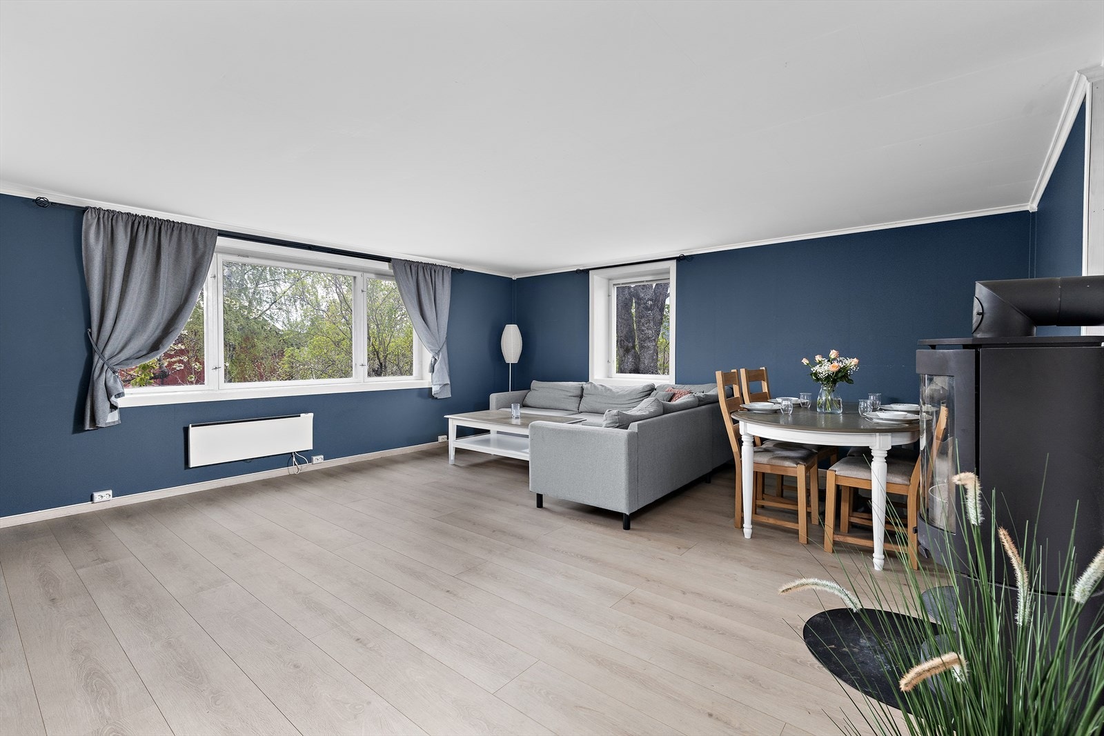 Rommet har laminat på gulvet og vegger med malt panel. Galleribilde