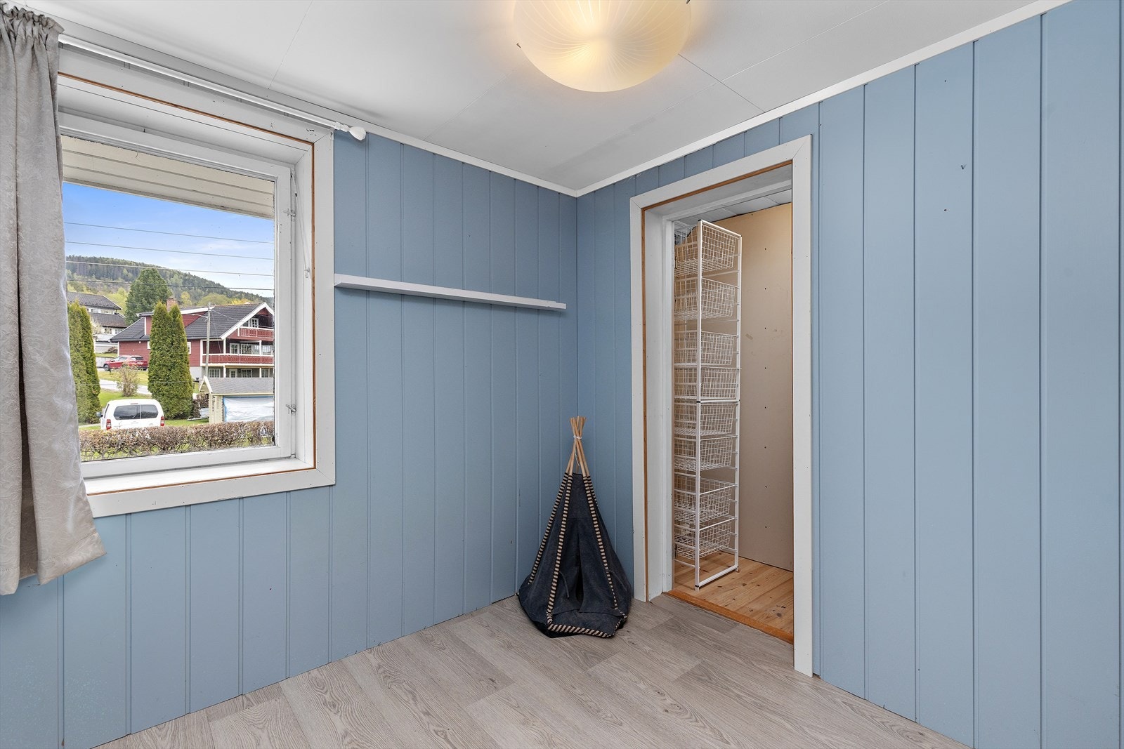 Dette rommet har vinylplank på gulvet, lagt i 2011. Galleribilde