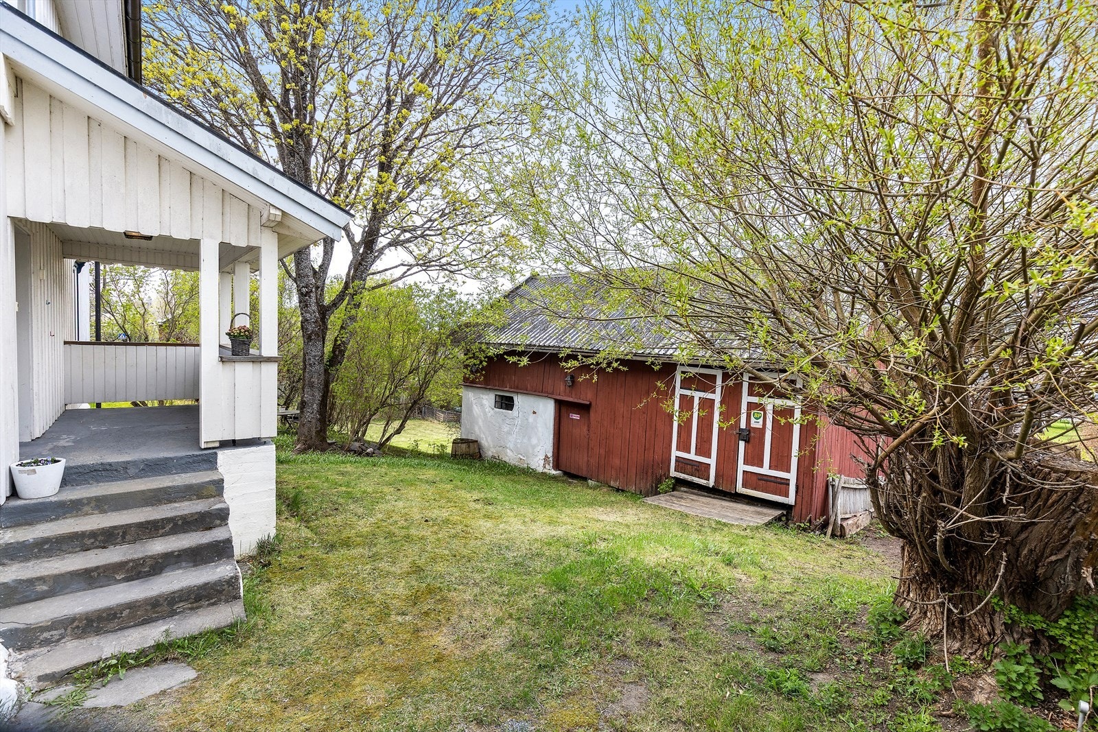Eiendommen har en stor tomt på ca. 897 m² og en låve på ca. 60 m² med rikelig lagringsplass. Galleribilde