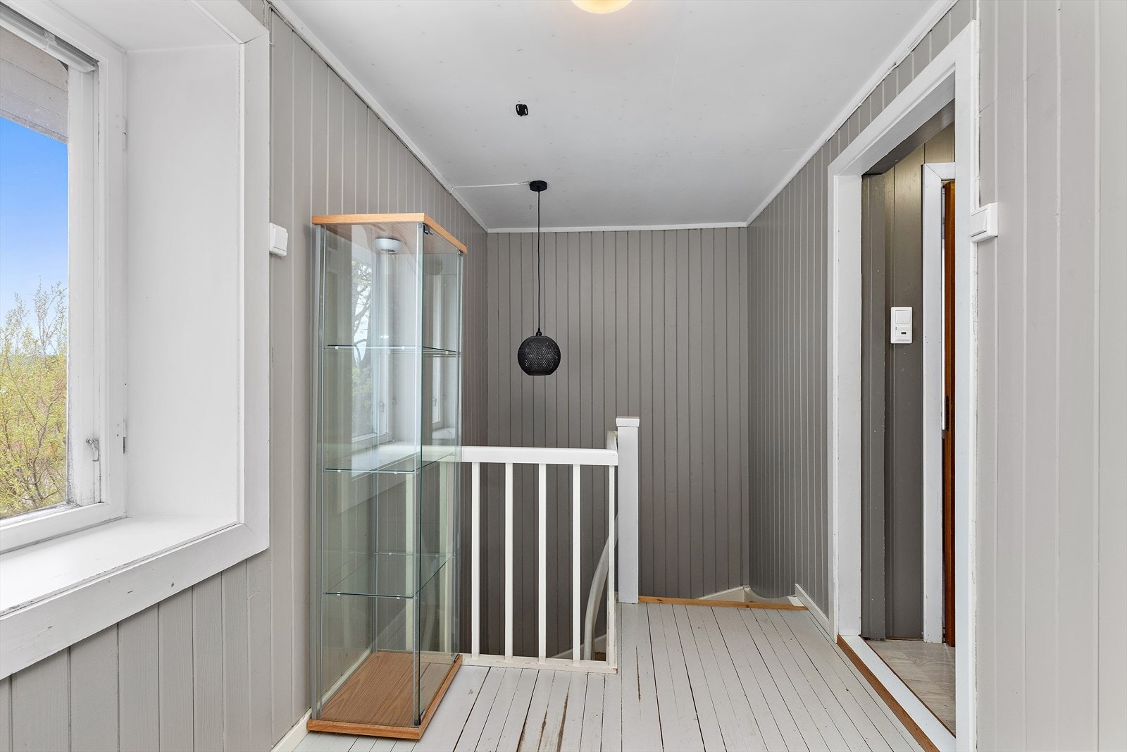 Gang i andre etasje med malt tregulv. Herfra når du soverommene og badet. Galleribilde