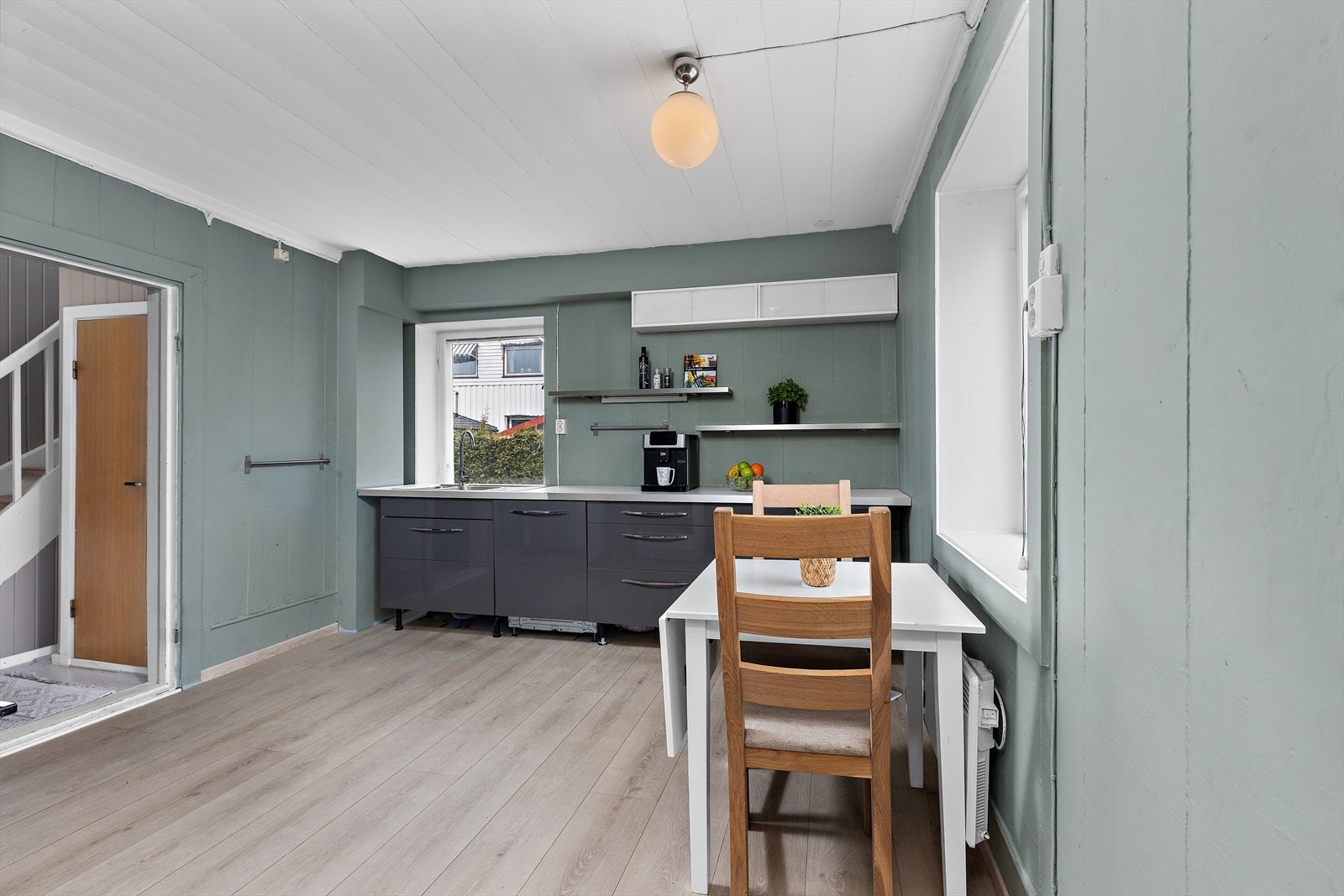 Kjøkkenet er et eget rom med plass til spisebord ved vinduet. Galleribilde