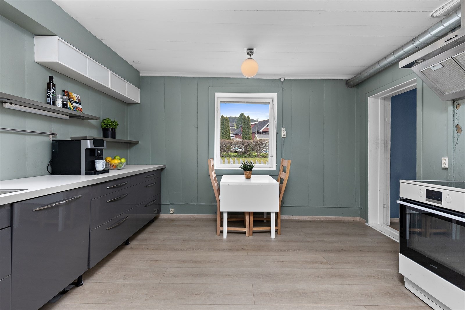 Ikea-kjøkken fra 2013 med slette høyglansfronter og integrert oppvaskmaskin. Galleribilde