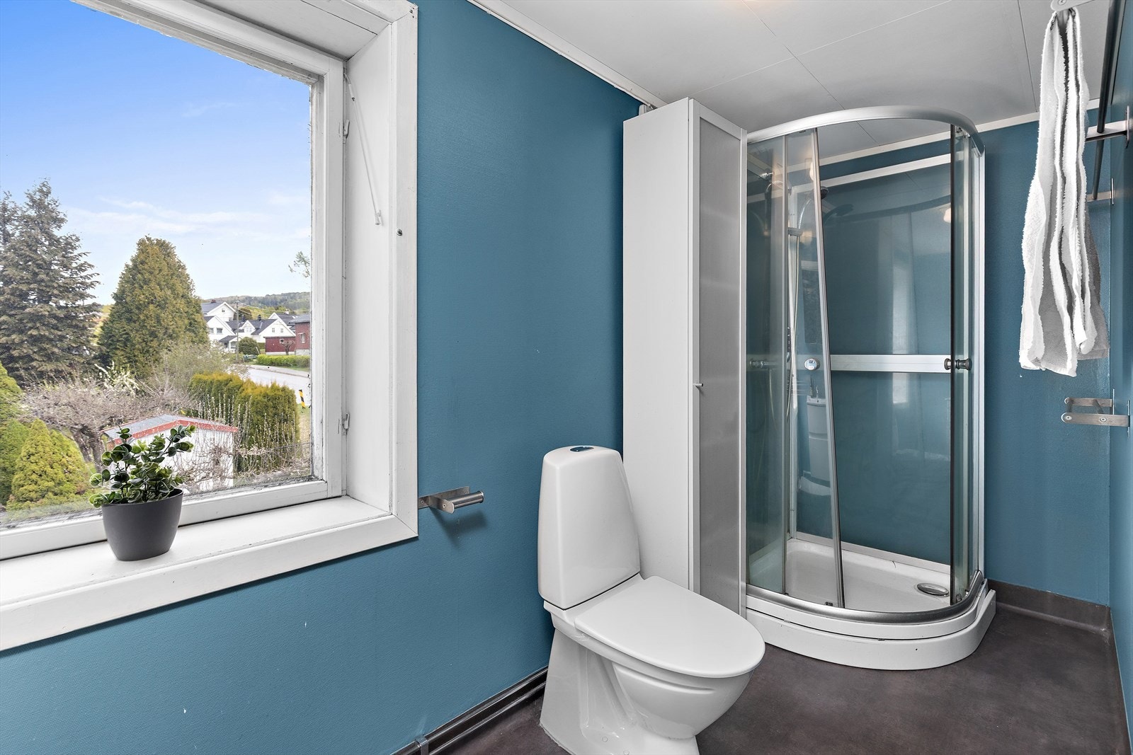 Badet ble oppgradert i 2011 og har dusjkabinett og elektriske varmekabler i gulvet. Galleribilde