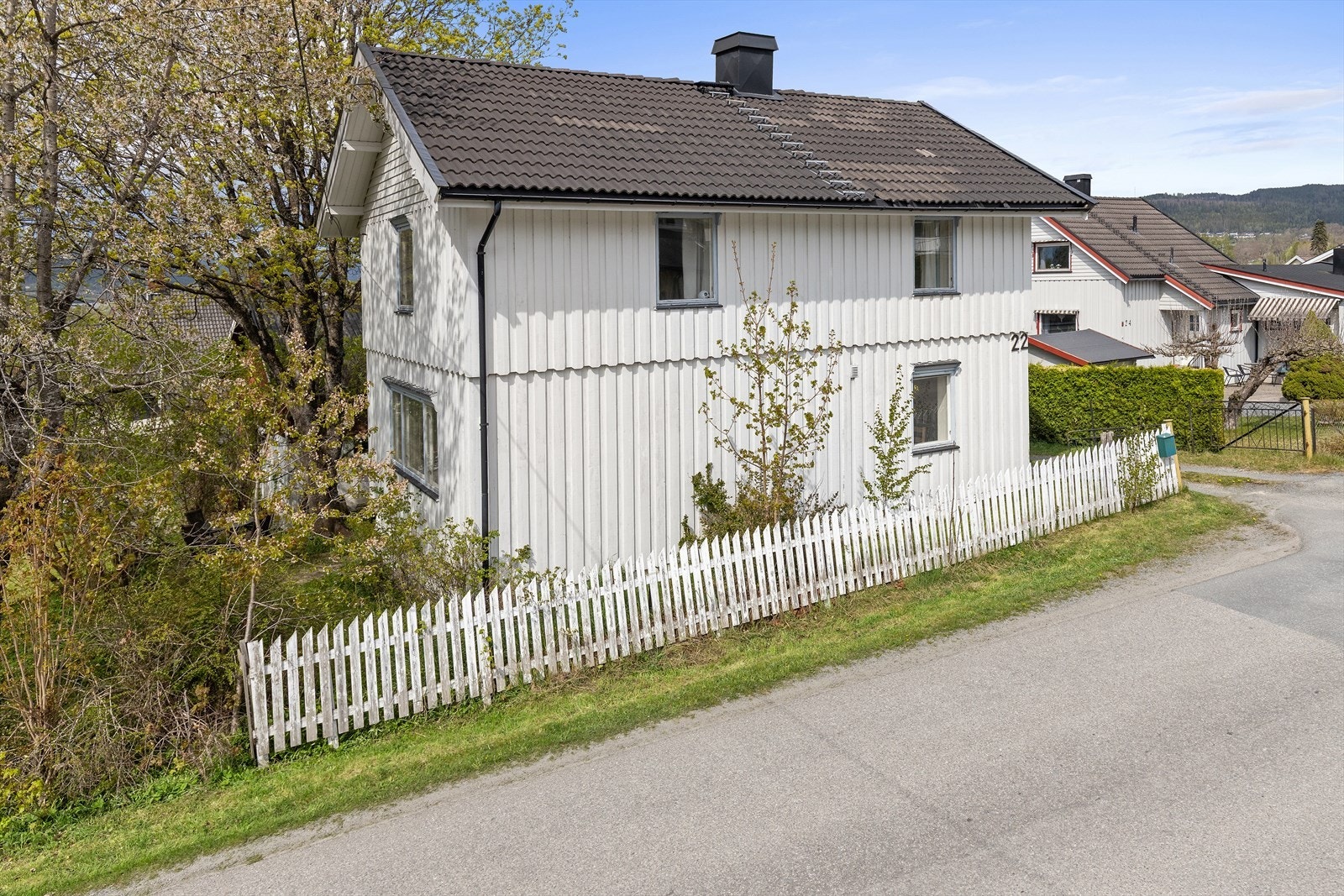 Sjarmerende enebolig fra 1900 med original tømmerkonstruksjon og en stor, eiet tomt. Galleribilde
