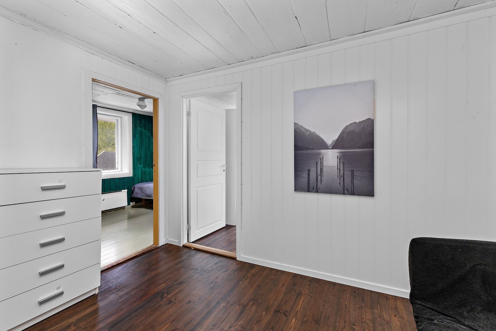 I andre etasje er det en kombinasjon av malte tregulv og nyere vinylplank. Galleribilde
