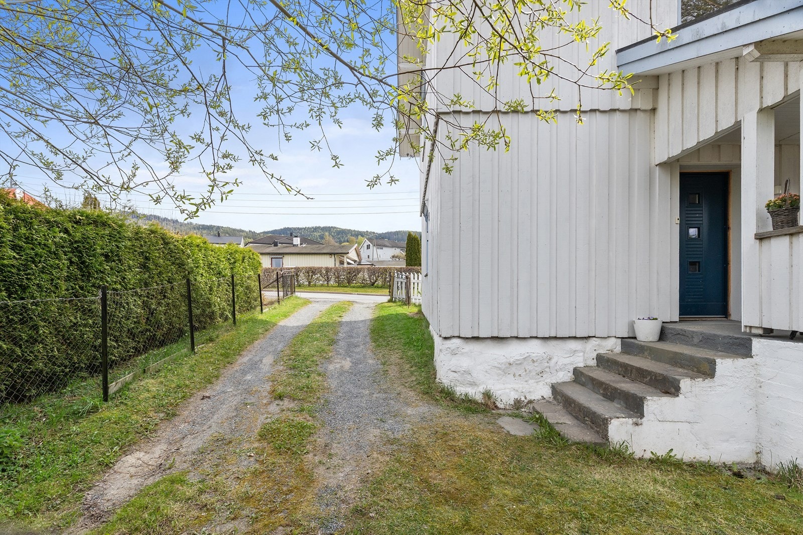 Parkering på egen oppgruset gårdsplass. Galleribilde
