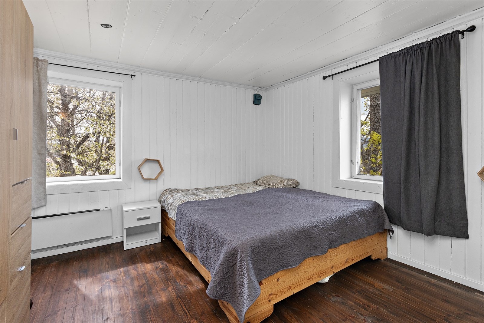 Hovedsoverommet har plass til dobbeltseng og garderobeløsning. Galleribilde