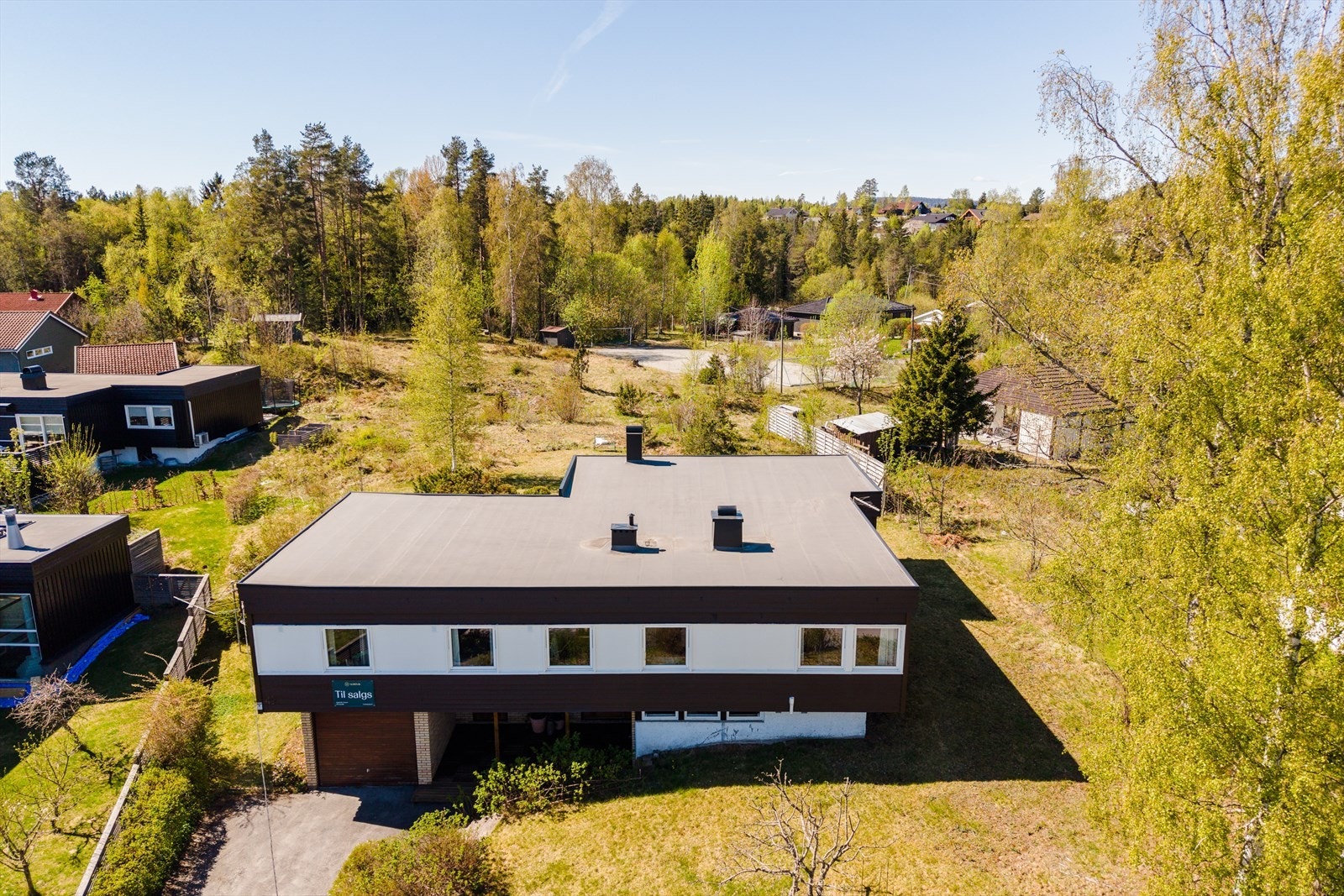 Skolekrets er Vardåsen skole og Borgen ungdomsskole. Asker International School ligger også i nærheten. Galleribilde