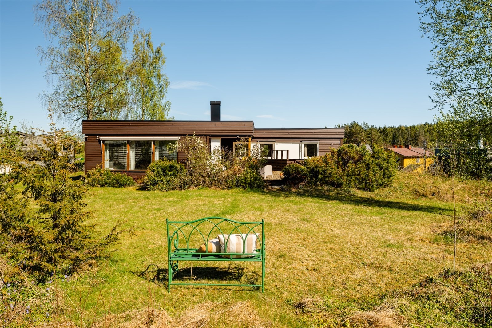 Tomten fremstår som åpen og grønn, med gode avstander til omkringliggende bebyggelse og fint utsyn mot naturområder. Galleribilde