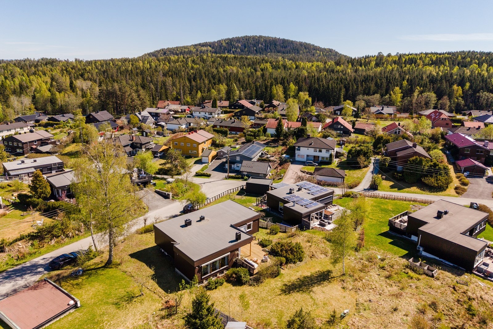 Selger forteller at nabolaget oppleves som svært hyggelig, rolig og barnevennlig. Galleribilde