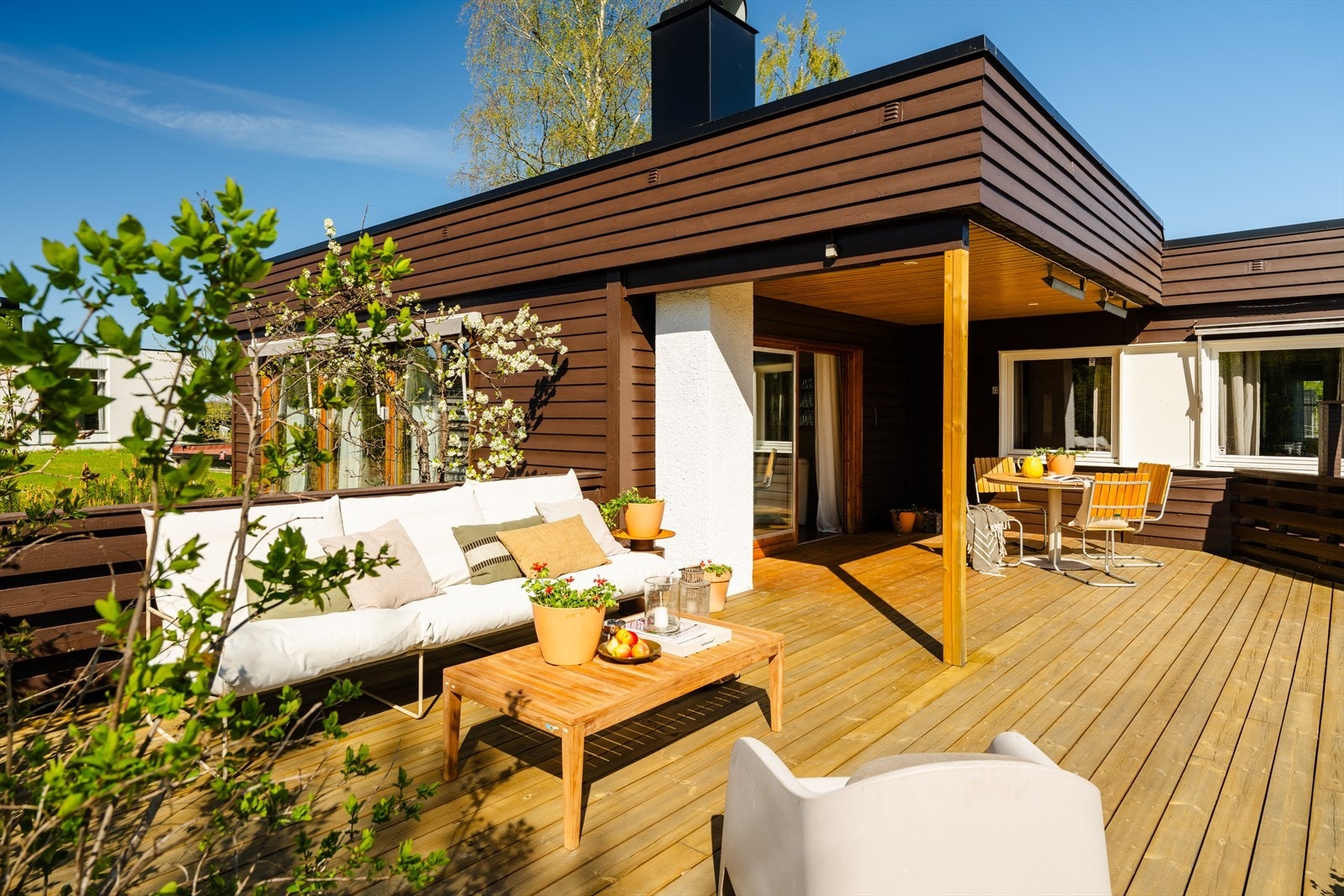 Syd-vestvendt terrasse på 37 m² med tilgang fra stue. Galleribilde