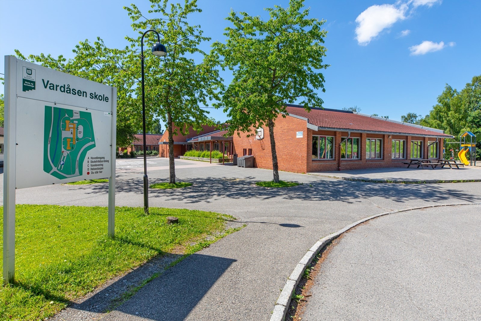 Vardåsen Skole ligger ca 1,1 km fra boligen, ca. 15 min å gå. Galleribilde