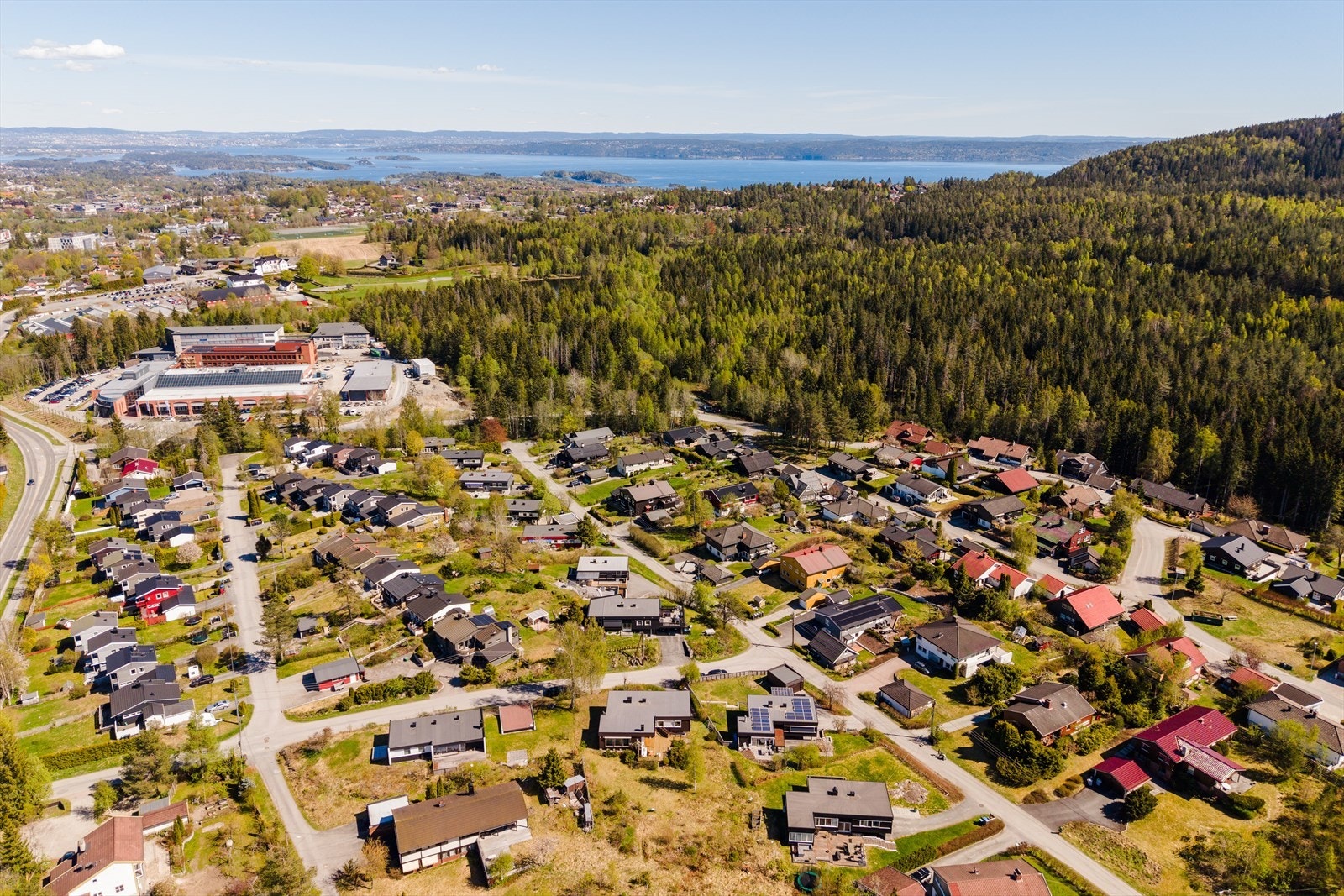 Det er kort vei til lysløype, golfbane og ridesenter, og opplyste sykkelstier gjør det enkelt og trygt å komme seg til skoler og dagligvarebutikker. Galleribilde