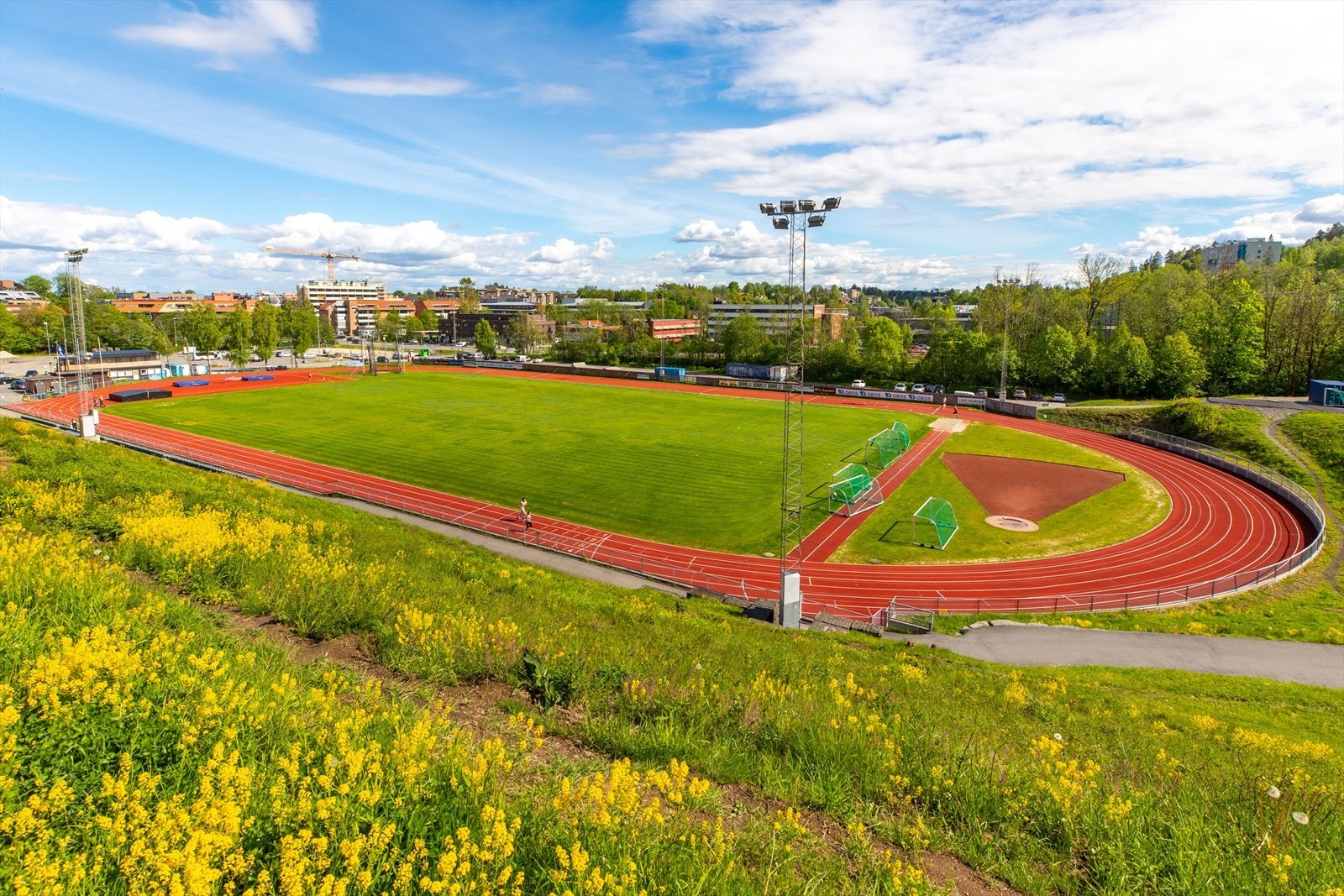 Føyka idrettspark ca 30 min unna boligen. Stort idrettsanlegg med bla. friidrettsanlegg, kunstgressbaner, sandvolleyballbaner, rulleskiløype m.m. Galleribilde