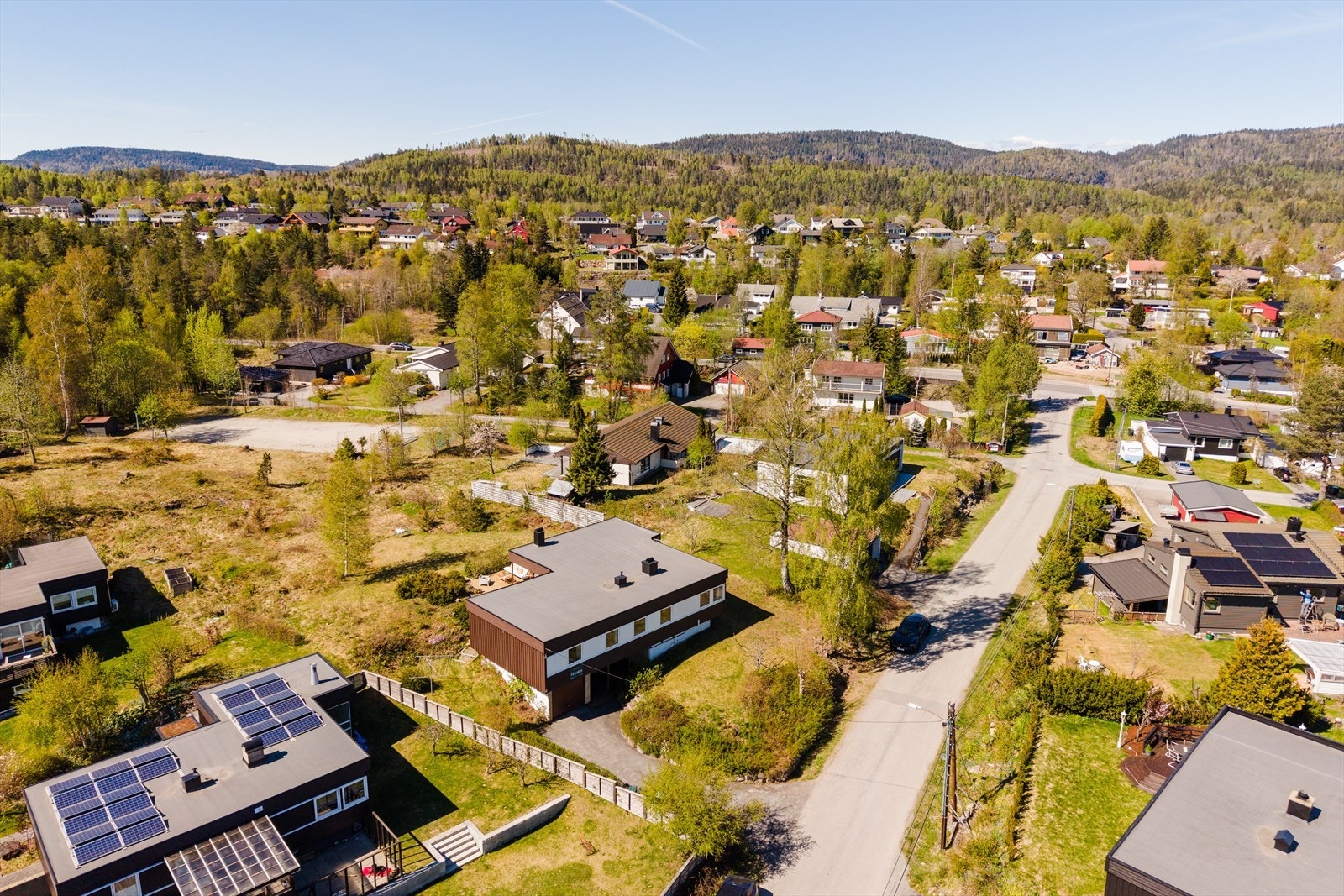 Området består hovedsakelig av eneboliger, supplert med enkelte rekkehus, og fremstår som et etablert og rolig boligområde. Galleribilde