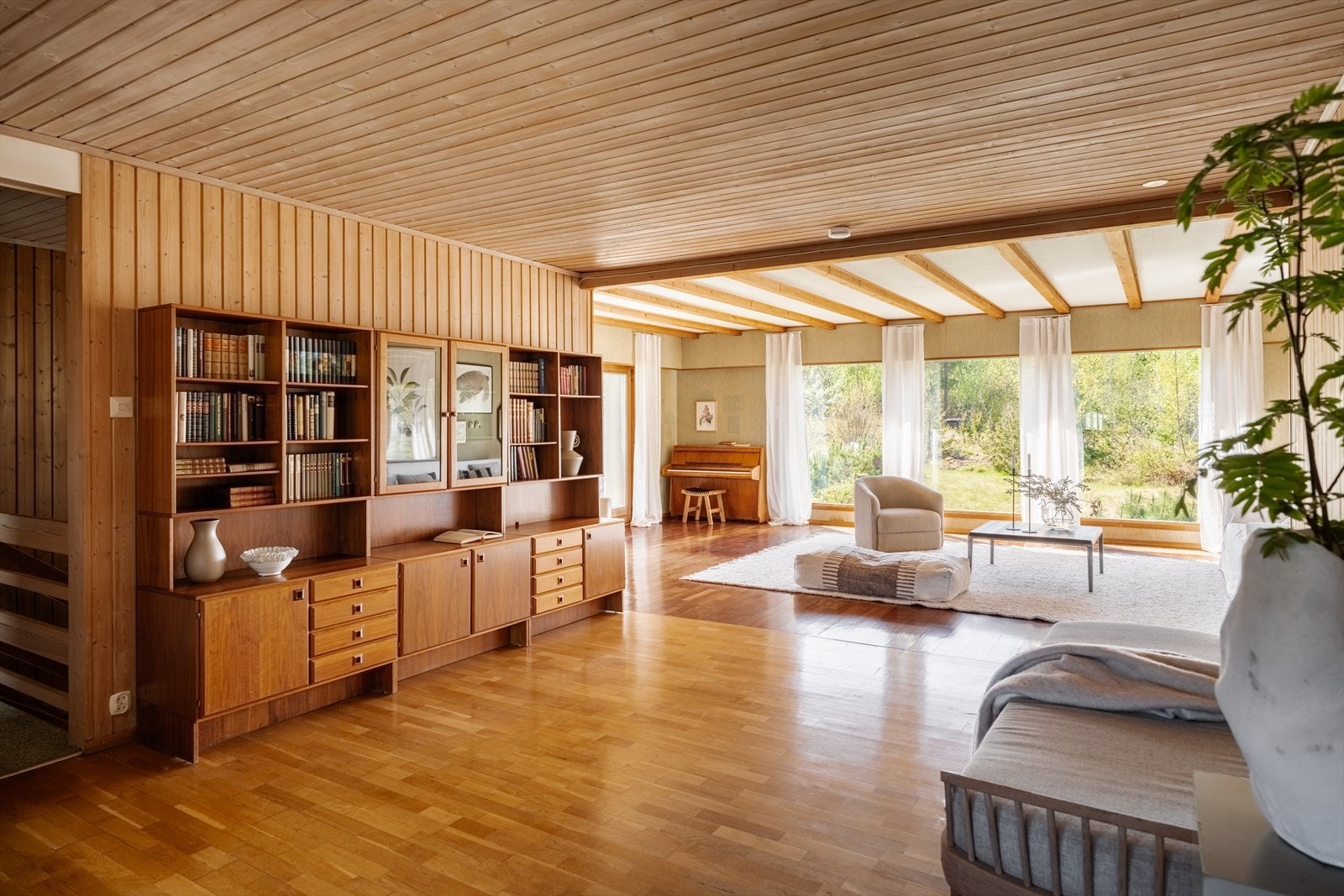 Enebolig fra 1966 med behov for oppgradering og modernisering, med gode muligheter for å skape et hjem etter egne ønsker. Galleribilde