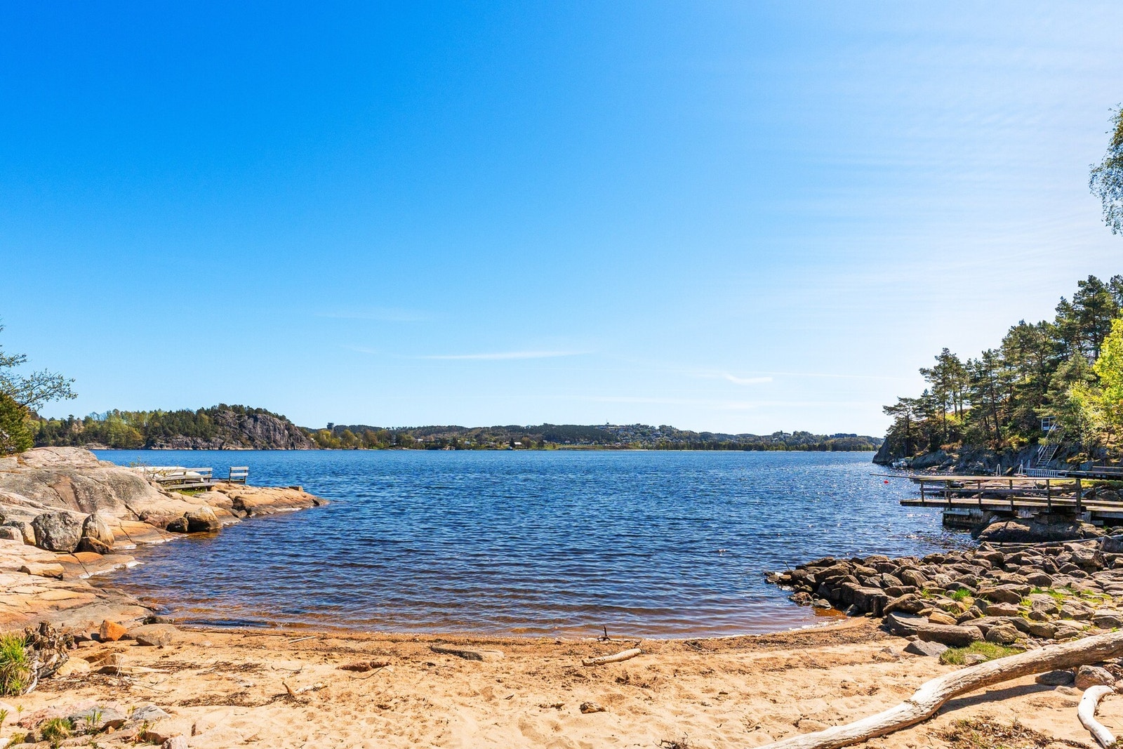 Badestrand i kort avstand fra hytta. Galleribilde