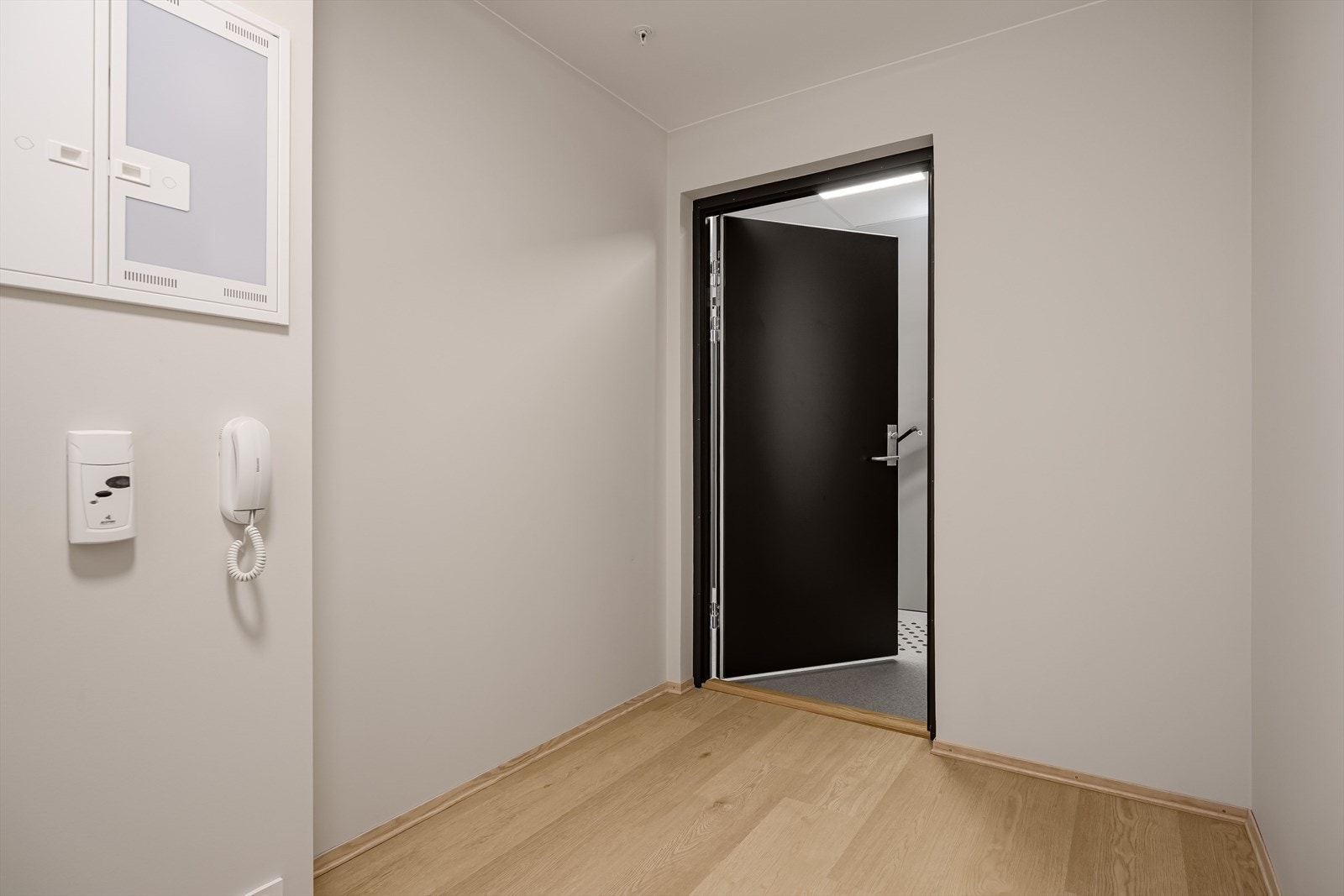 Velkommen inn. Fra parkeringskjeller har man heis opp til etasjen. I tillegg til parkeringsplass i p-kjeller er det etablert blant annet felles sykkelparkering. Galleribilde